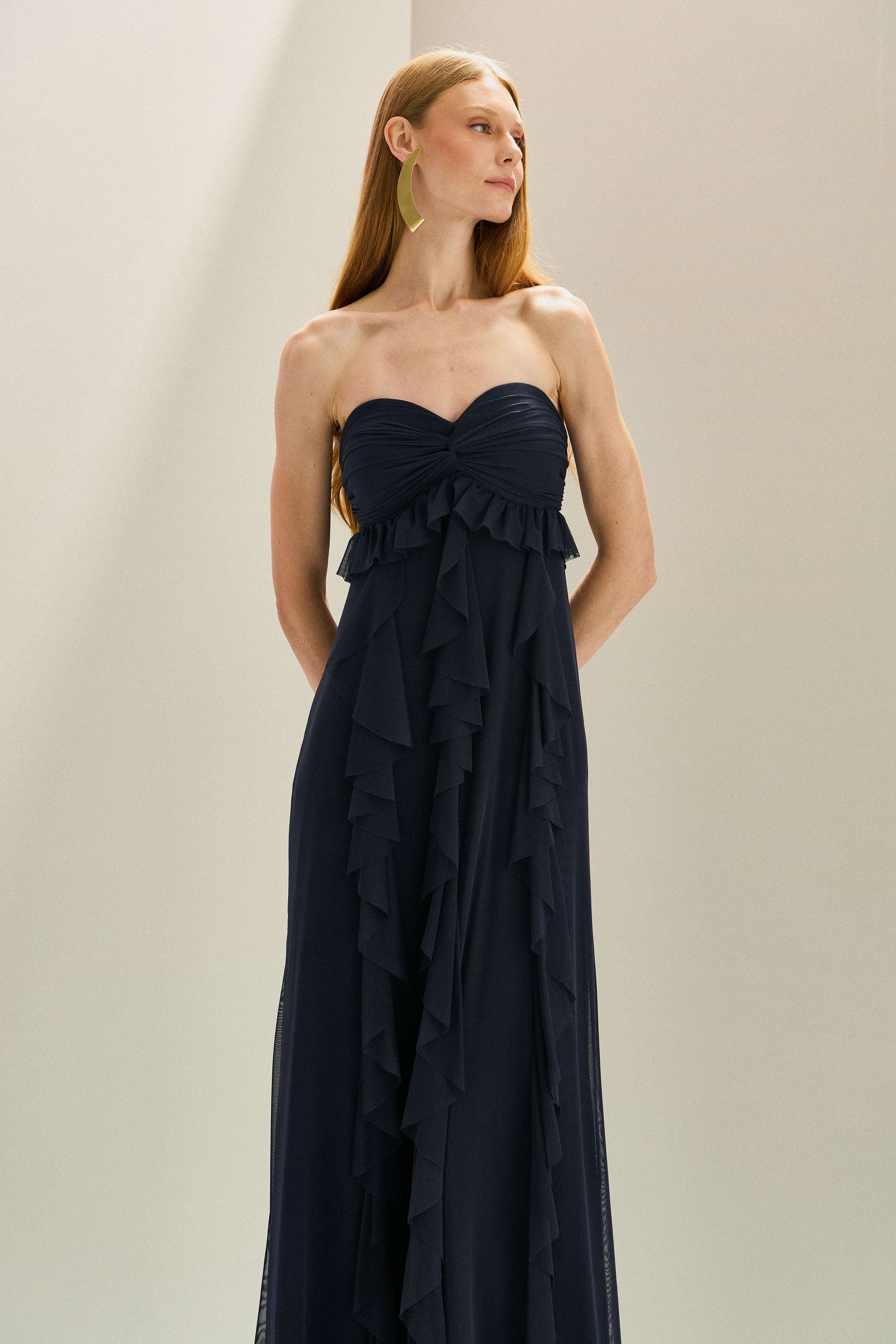 Vestido Longo em Tule com Decote Coração Sem Alças, Busto Drapeado Torcido e Saia com Babados em Cascata - Sardenha Azul Marinho