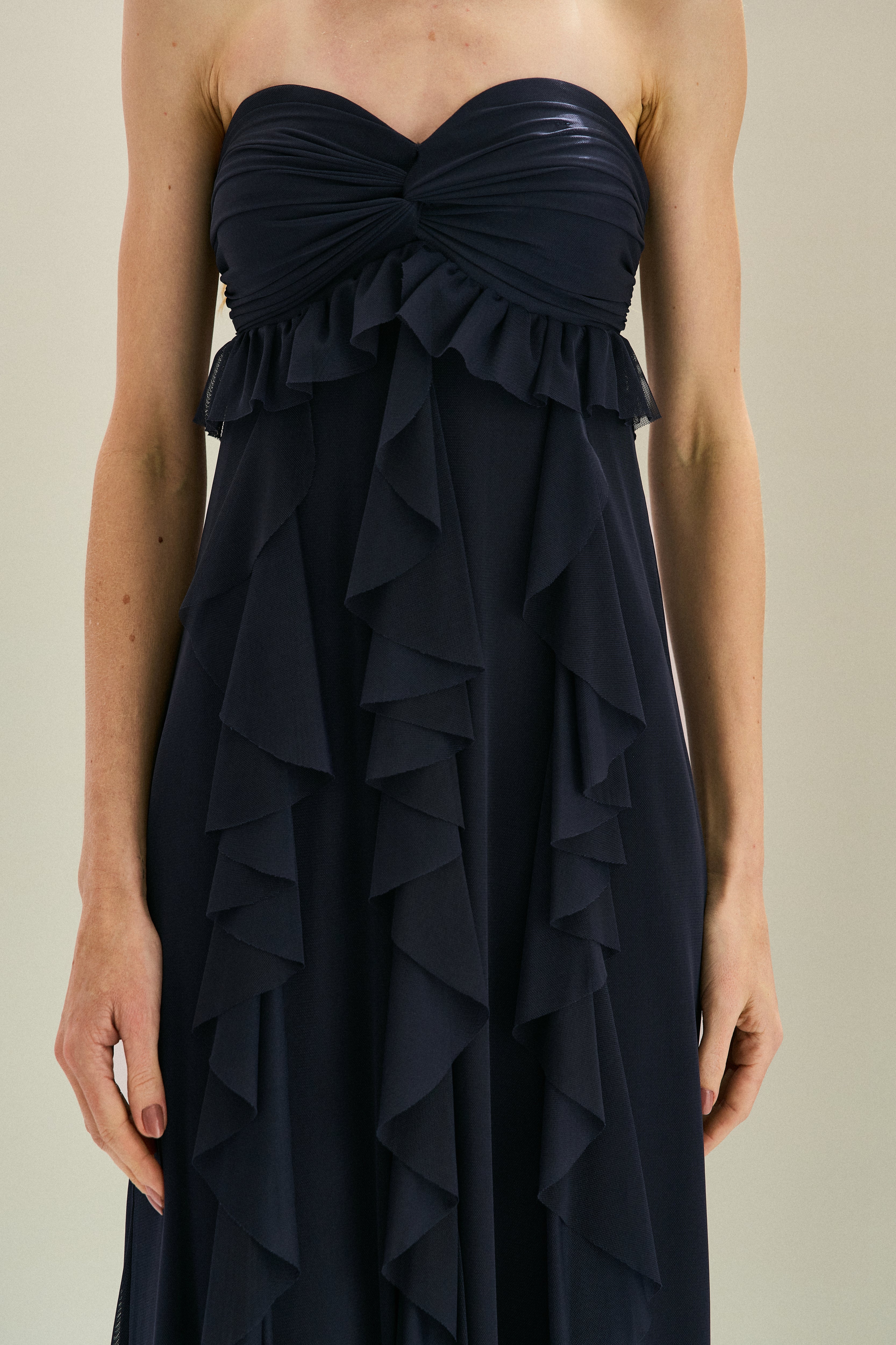 Vestido Longo em Tule com Decote Coração Sem Alças, Busto Drapeado Torcido e Saia com Babados em Cascata - Sardenha Azul Marinho