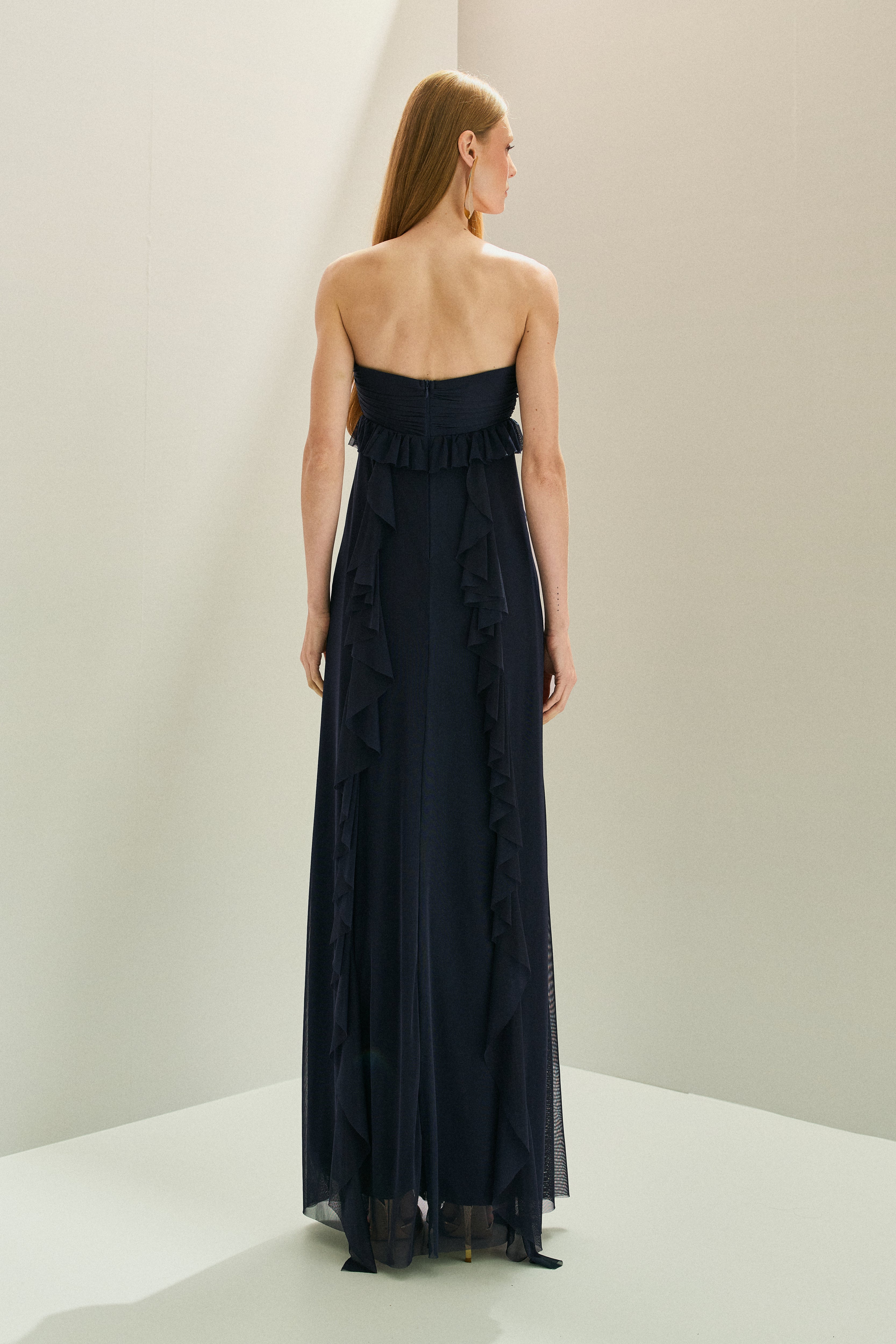 Vestido Longo em Tule com Decote Coração Sem Alças, Busto Drapeado Torcido e Saia com Babados em Cascata - Sardenha Azul Marinho