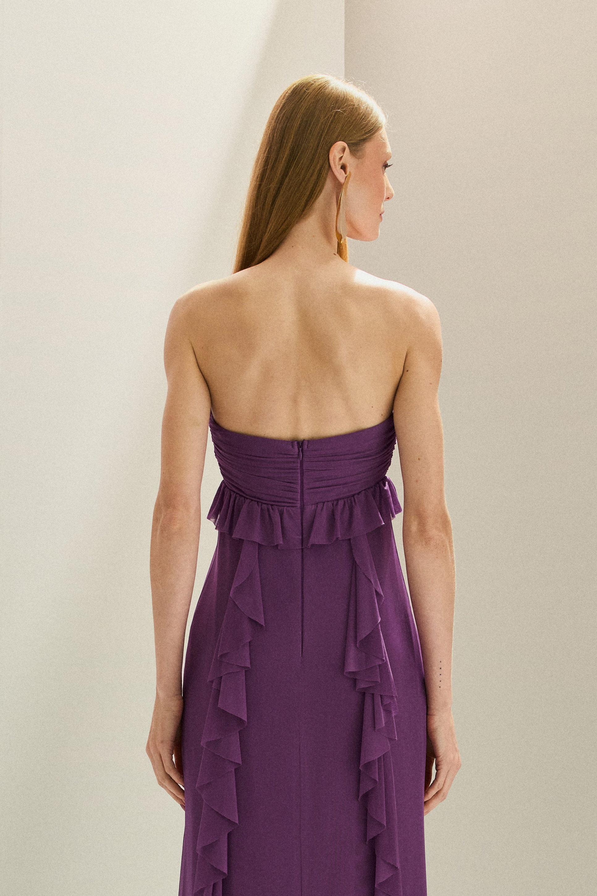 Vestido Longo em Tule com Decote Coração Sem Alças, Busto Drapeado Torcido e Saia com Babados em Cascata - Sardenha Roxo Claro