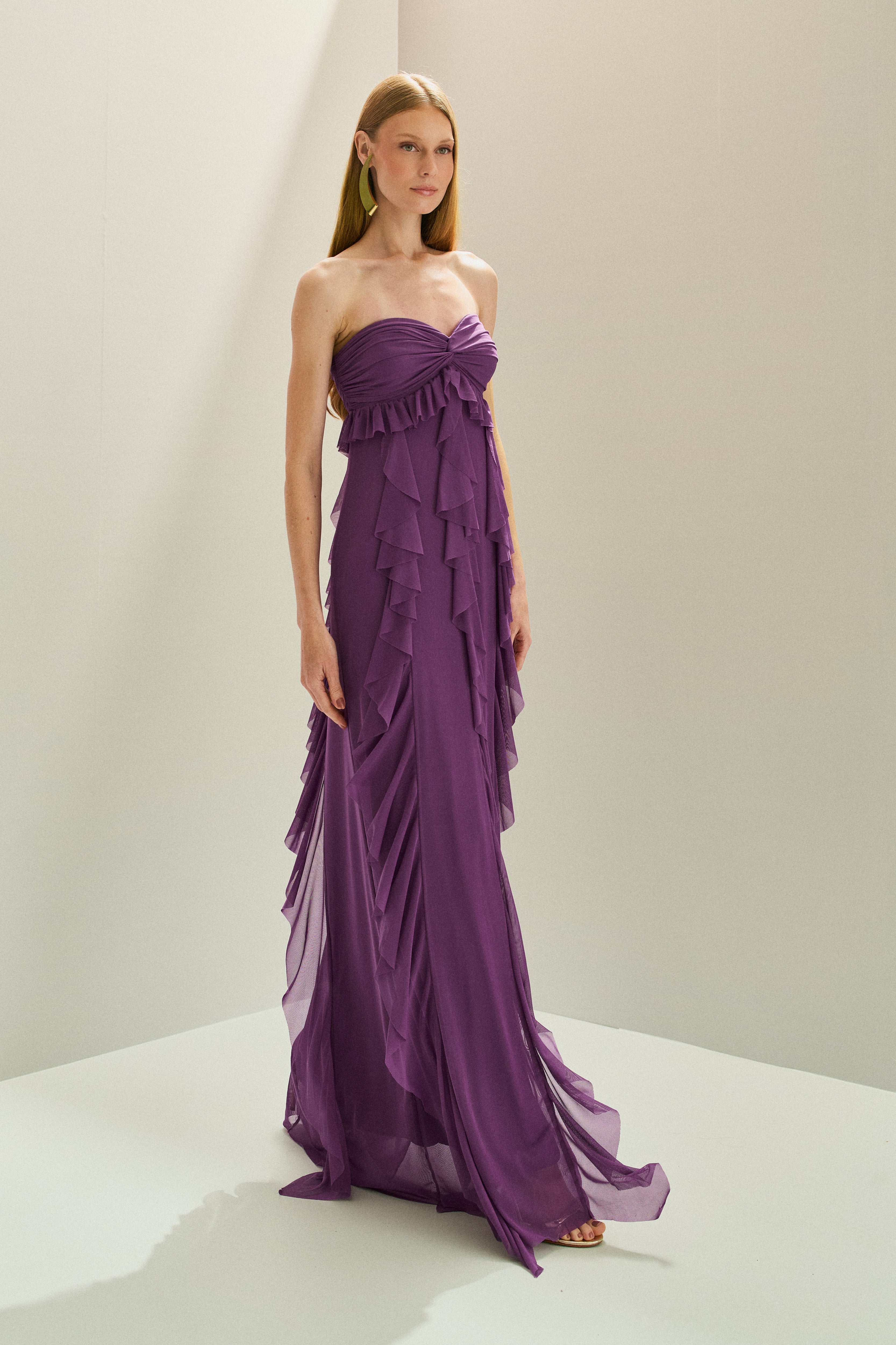 Vestido_Longo_em_Tule_com_Decote_Coracao_Sem_Alcas_Busto_Drapeado_Torcido_e_Saia_com_Babados_em_Cascata_Sardenha_Roxo_Claro2.jpg