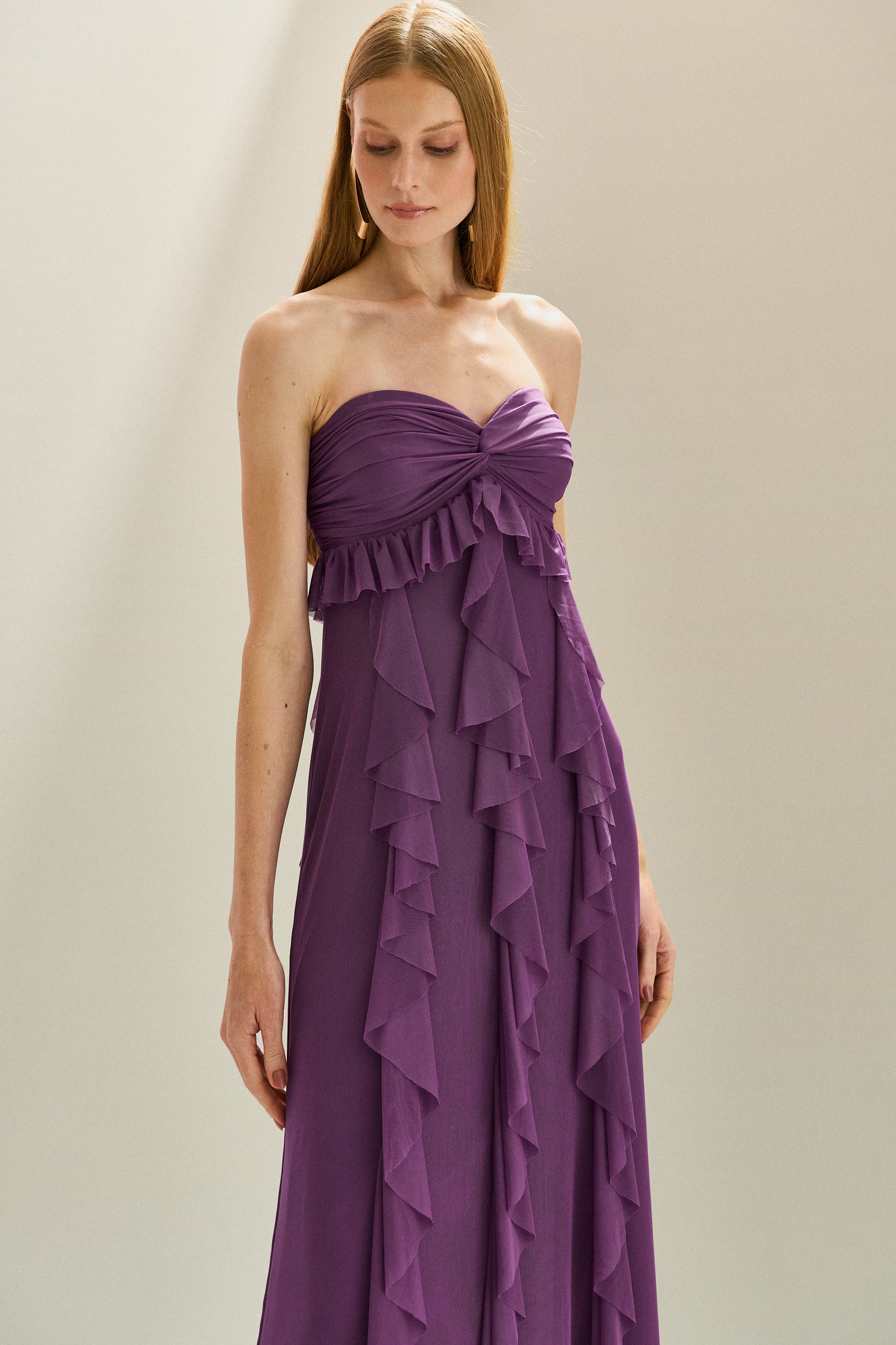 Vestido Longo em Tule com Decote Coração Sem Alças, Busto Drapeado Torcido e Saia com Babados em Cascata - Sardenha Roxo Claro