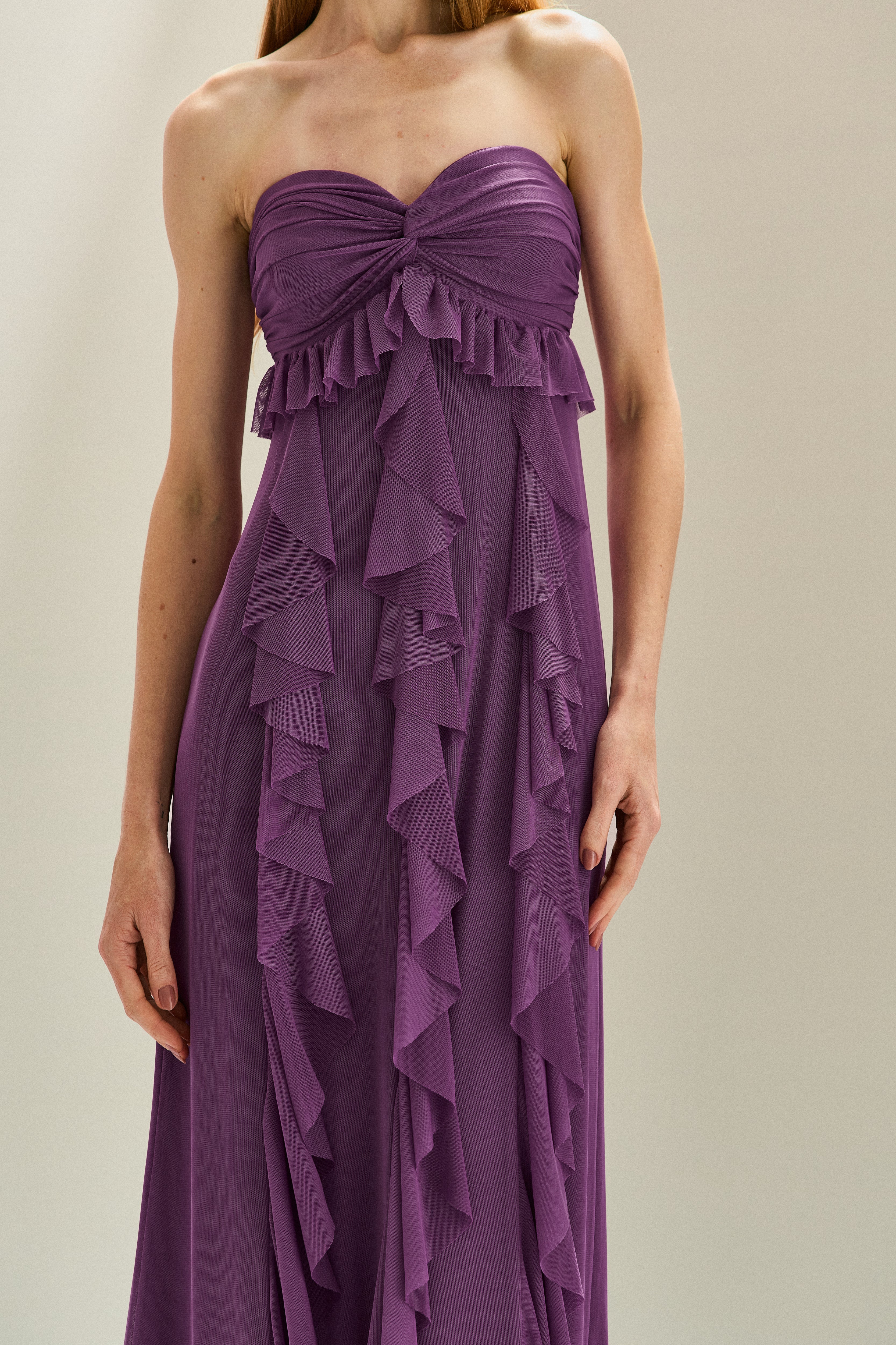 Vestido Longo em Tule com Decote Coração Sem Alças, Busto Drapeado Torcido e Saia com Babados em Cascata - Sardenha Roxo Claro