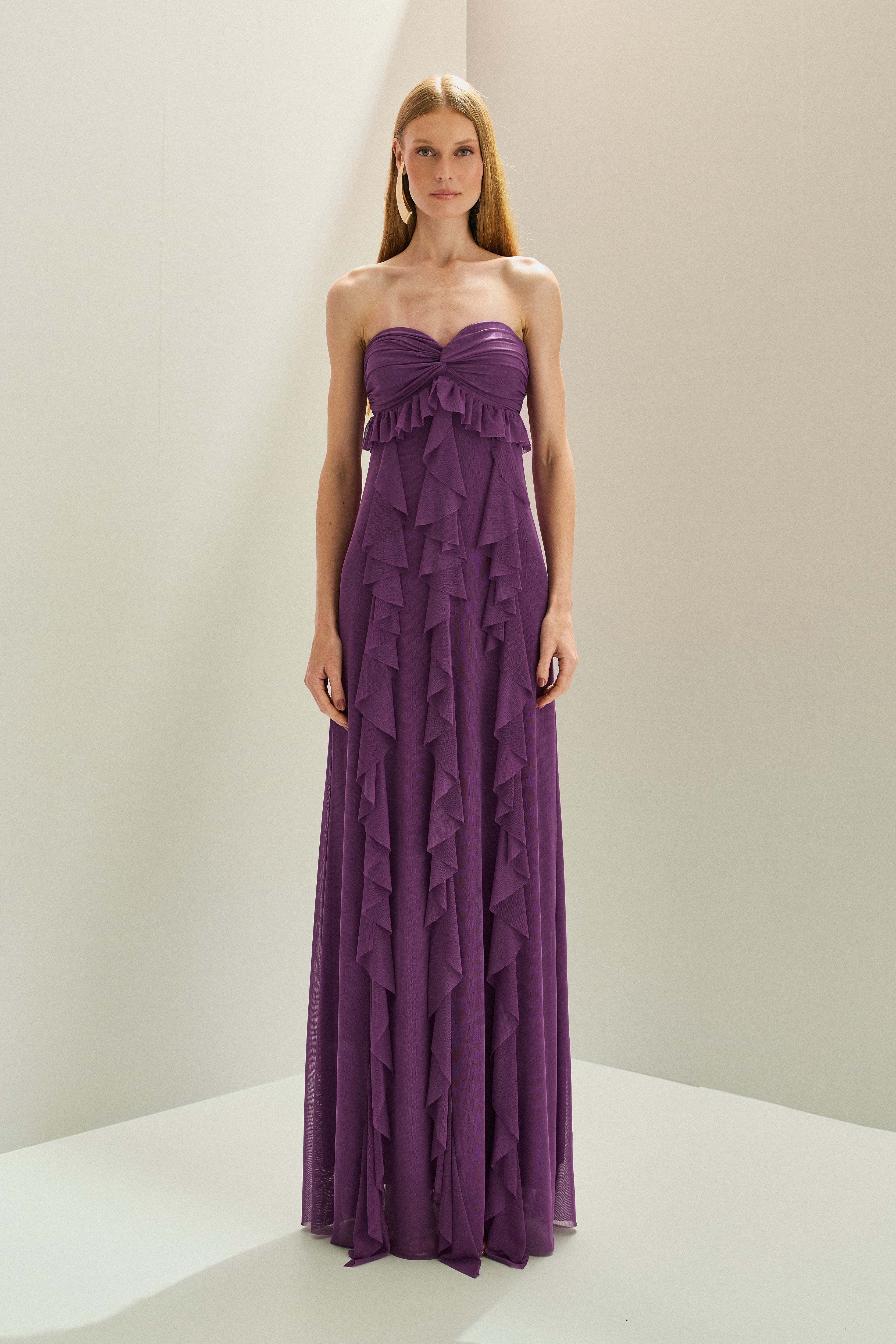 Vestido Longo em Tule com Decote Coração Sem Alças, Busto Drapeado Torcido e Saia com Babados em Cascata - Sardenha Roxo Claro