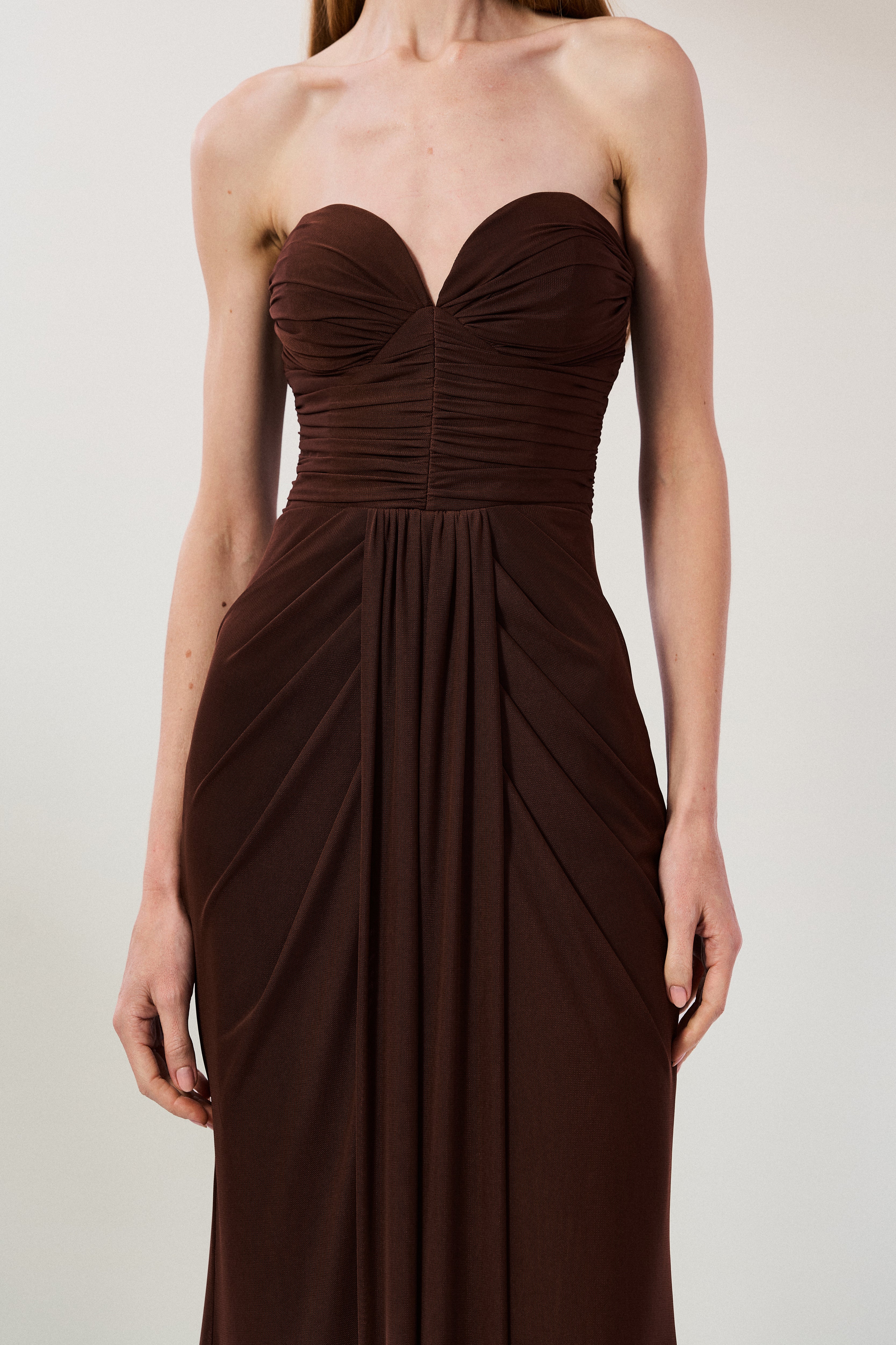 Vestido_Longo_em_Tule_com_Decote_Coracao_Sem_Alcas_Busto_Franzido_e_Saia_com_Drapeado_no_Quadril_Mika_Marrom3.jpg
