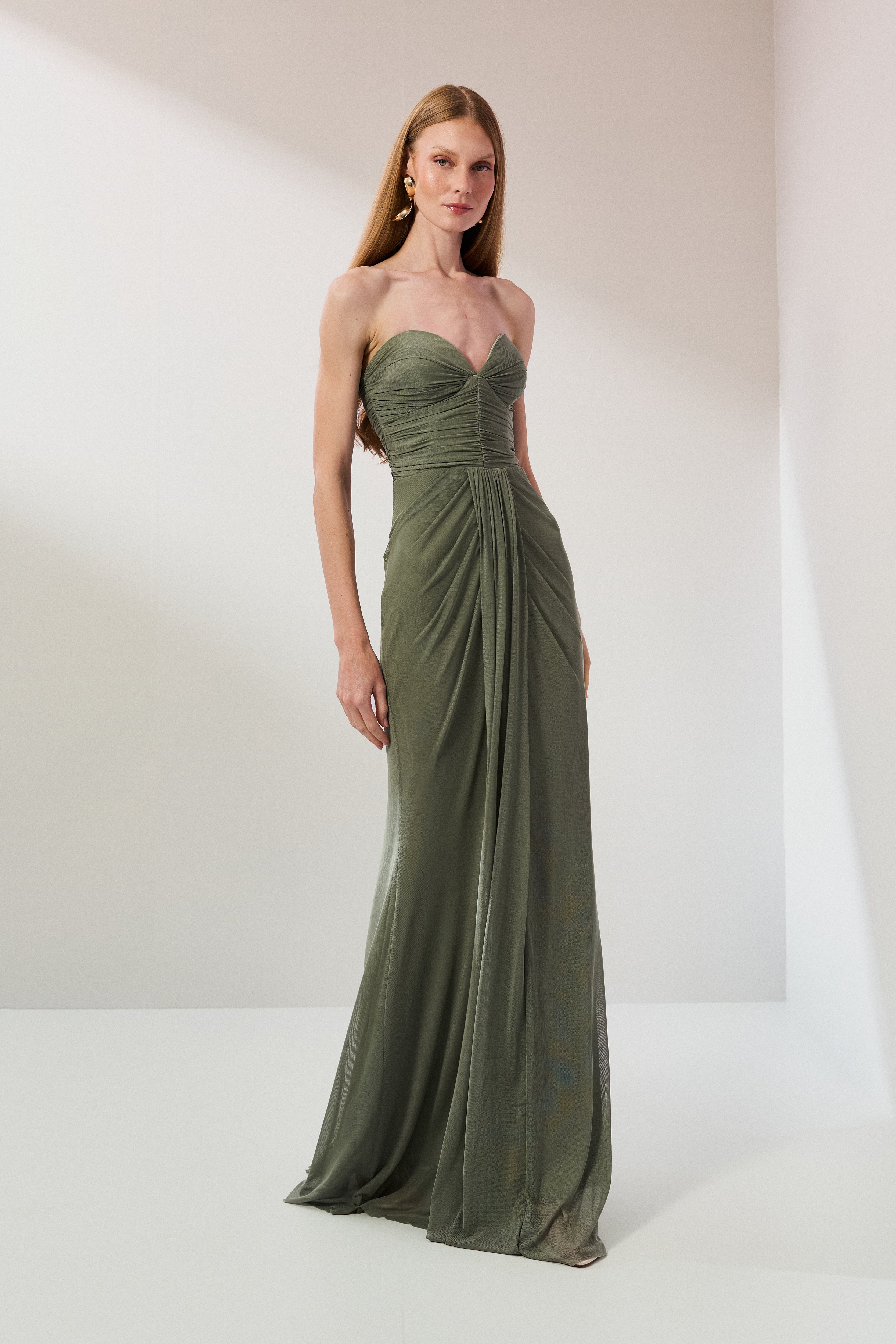 Vestido Longo em Tule com Decote Coração Sem Alças, Busto Franzido e Saia com Drapeado no Quadril - Mika Verde Oliva Claro