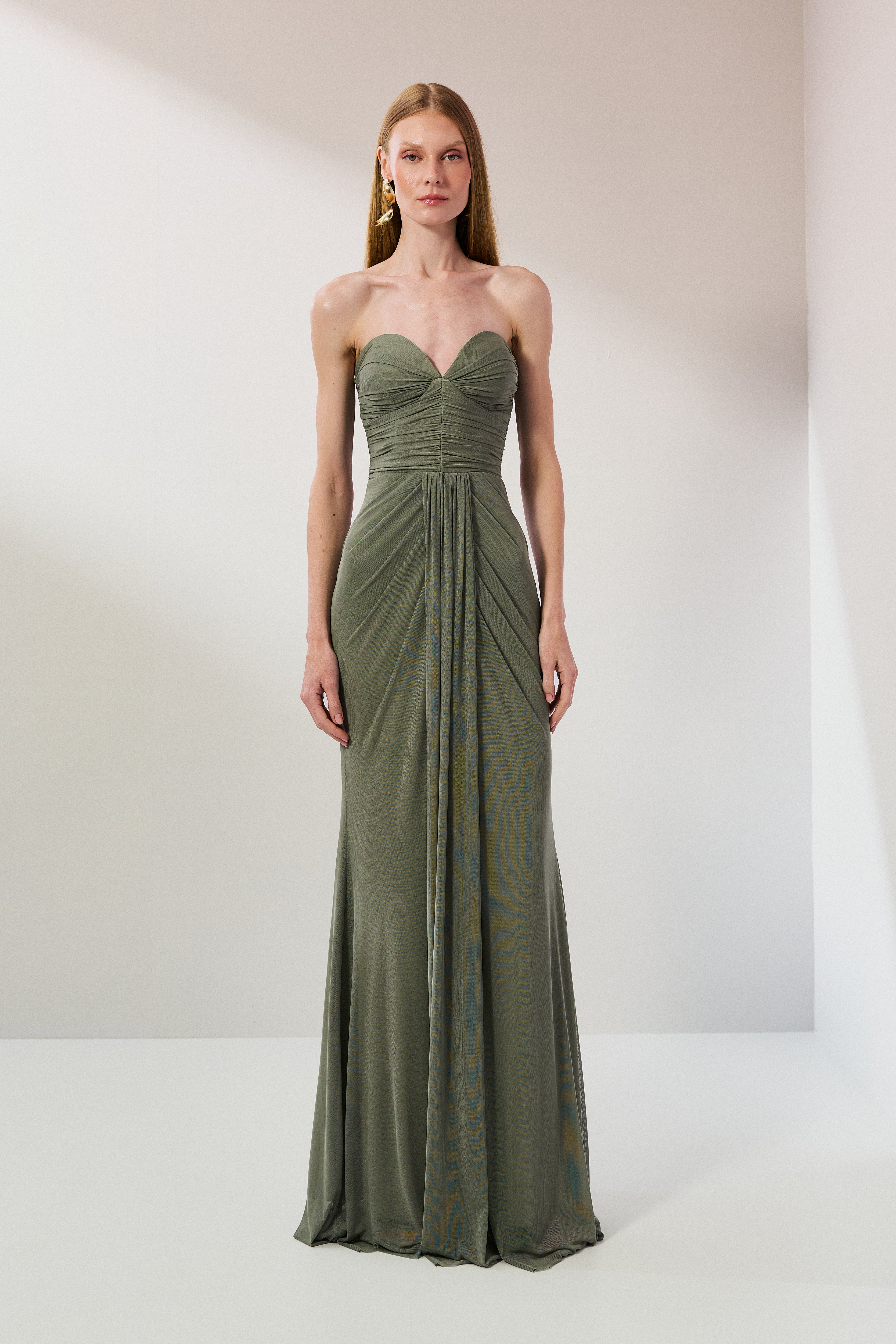 Vestido Longo em Tule com Decote Coração Sem Alças, Busto Franzido e Saia com Drapeado no Quadril - Mika Verde Oliva Claro