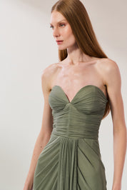 Vestido Longo em Tule com Decote Coração Sem Alças, Busto Franzido e Saia com Drapeado no Quadril - Mika Verde Oliva Claro