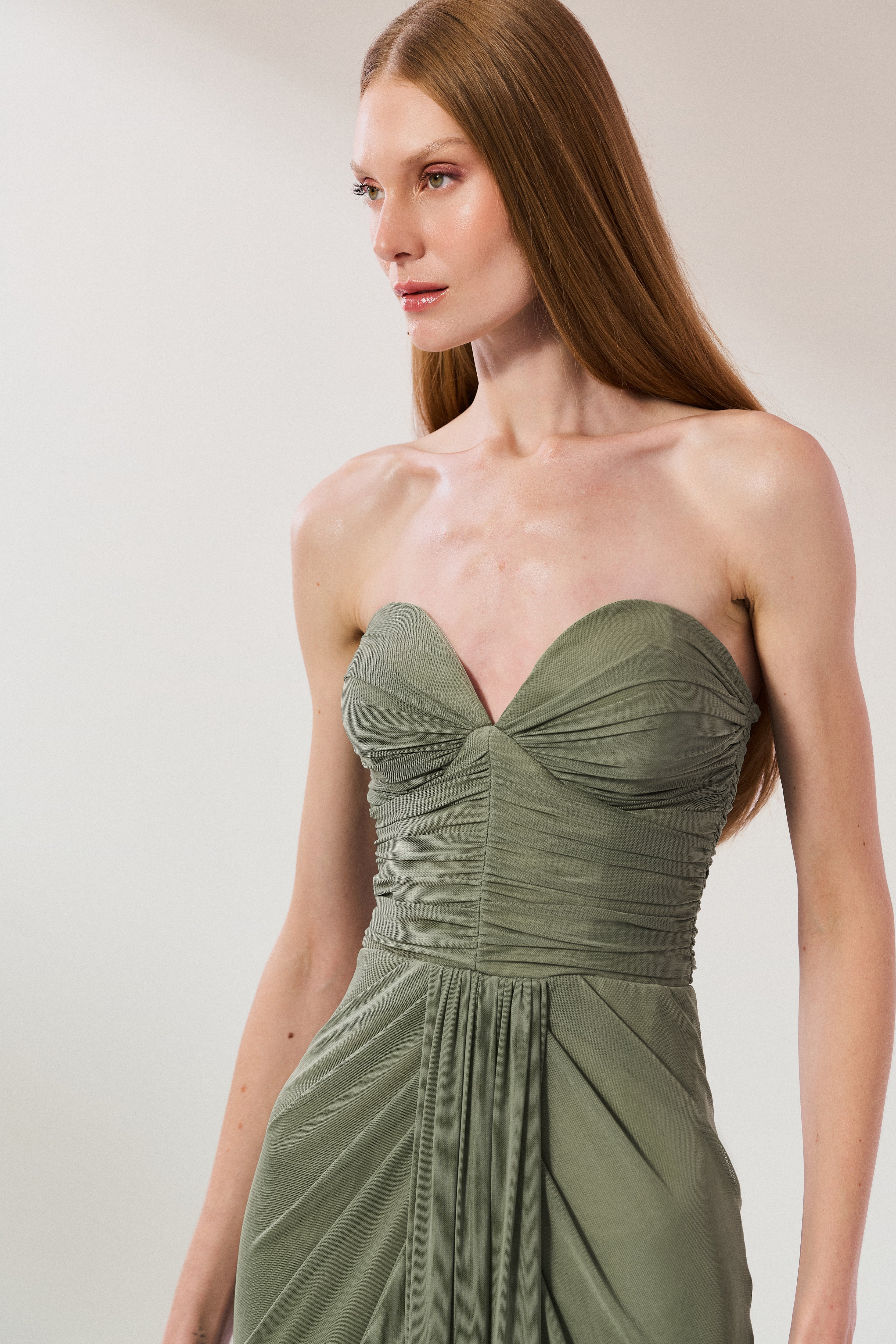 Vestido_Longo_em_Tule_com_Decote_Coracao_Sem_Alcas_Busto_Franzido_e_Saia_com_Drapeado_no_Quadril_Mika_Verde_Oliva_Claro5.jpg