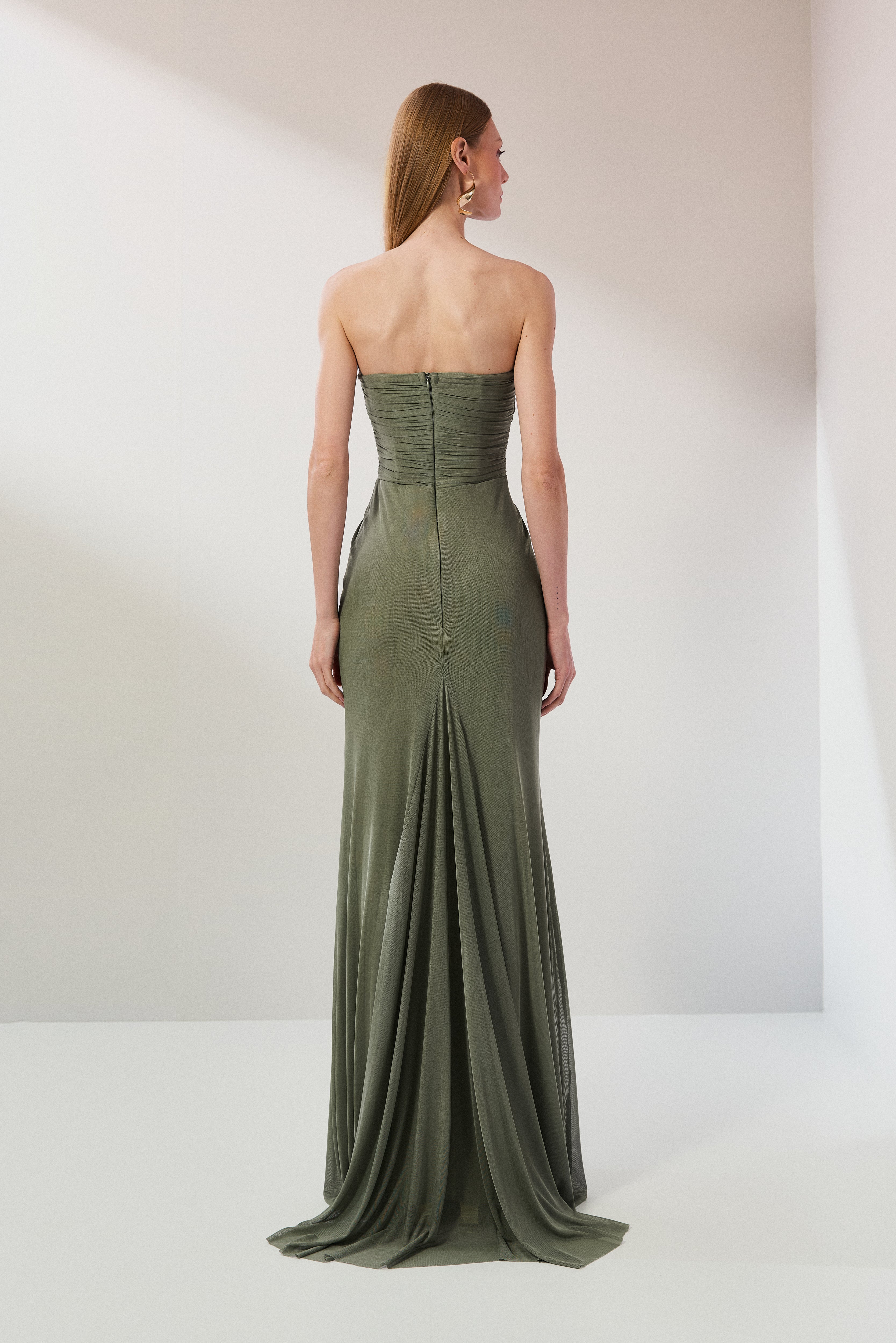 Vestido Longo em Tule com Decote Coração Sem Alças, Busto Franzido e Saia com Drapeado no Quadril - Mika Verde Oliva Claro