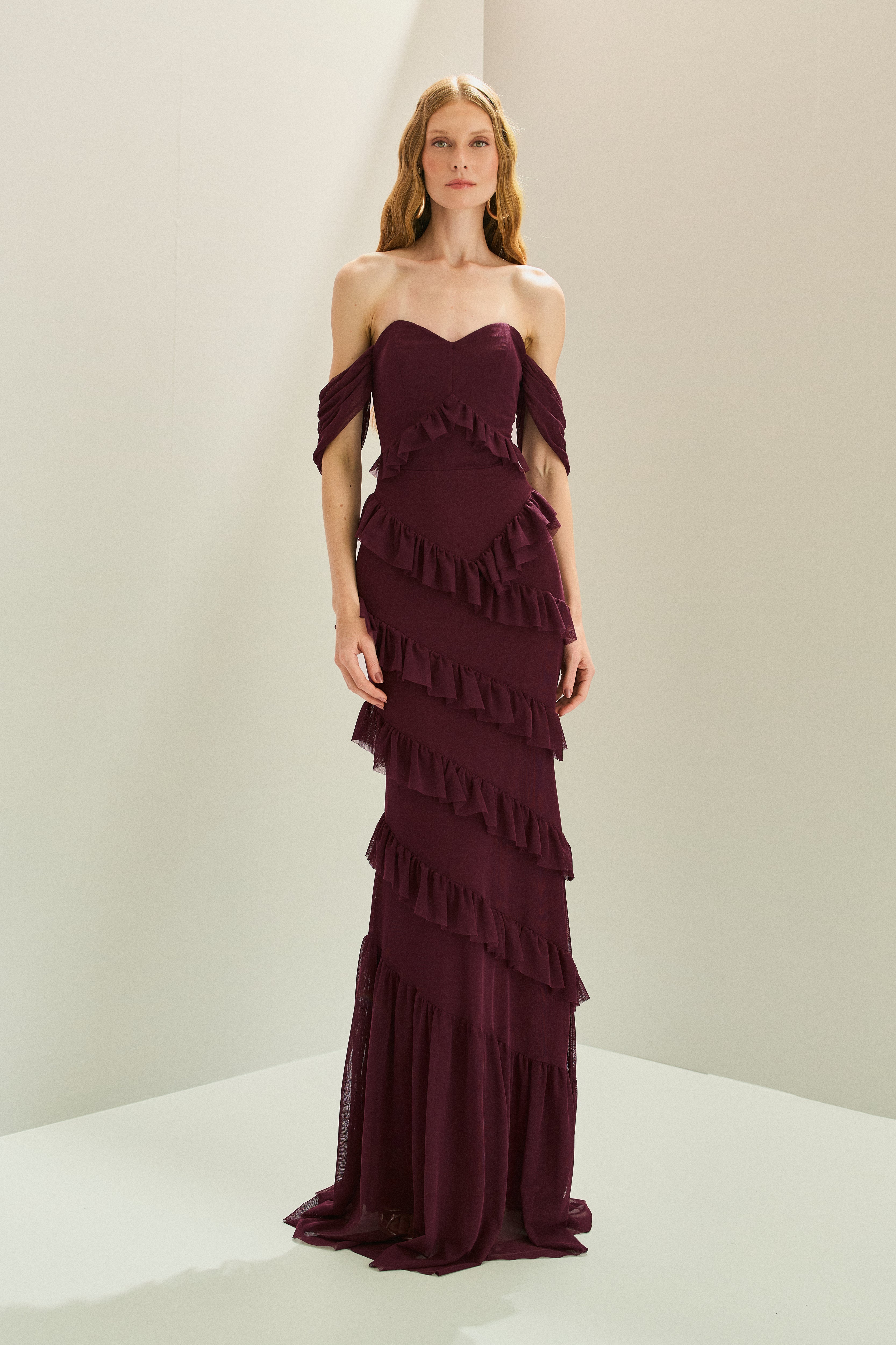 Vestido Longo em Tule com Decote Coração e Recortes de Babado - Mendoza Marsala Escuro