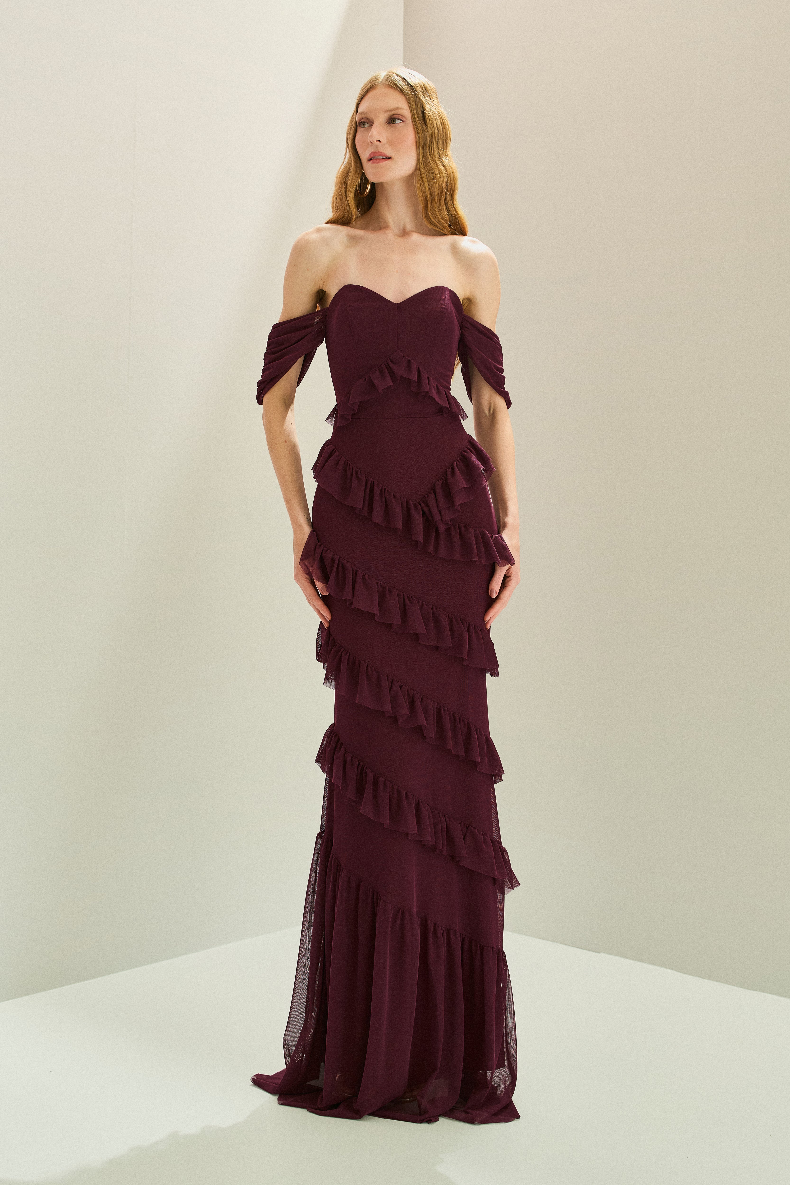 Vestido_Longo_em_Tule_com_Decote_Coracao_e_Recortes_de_Babado_Mendoza_Marsala_Escuro2.jpg