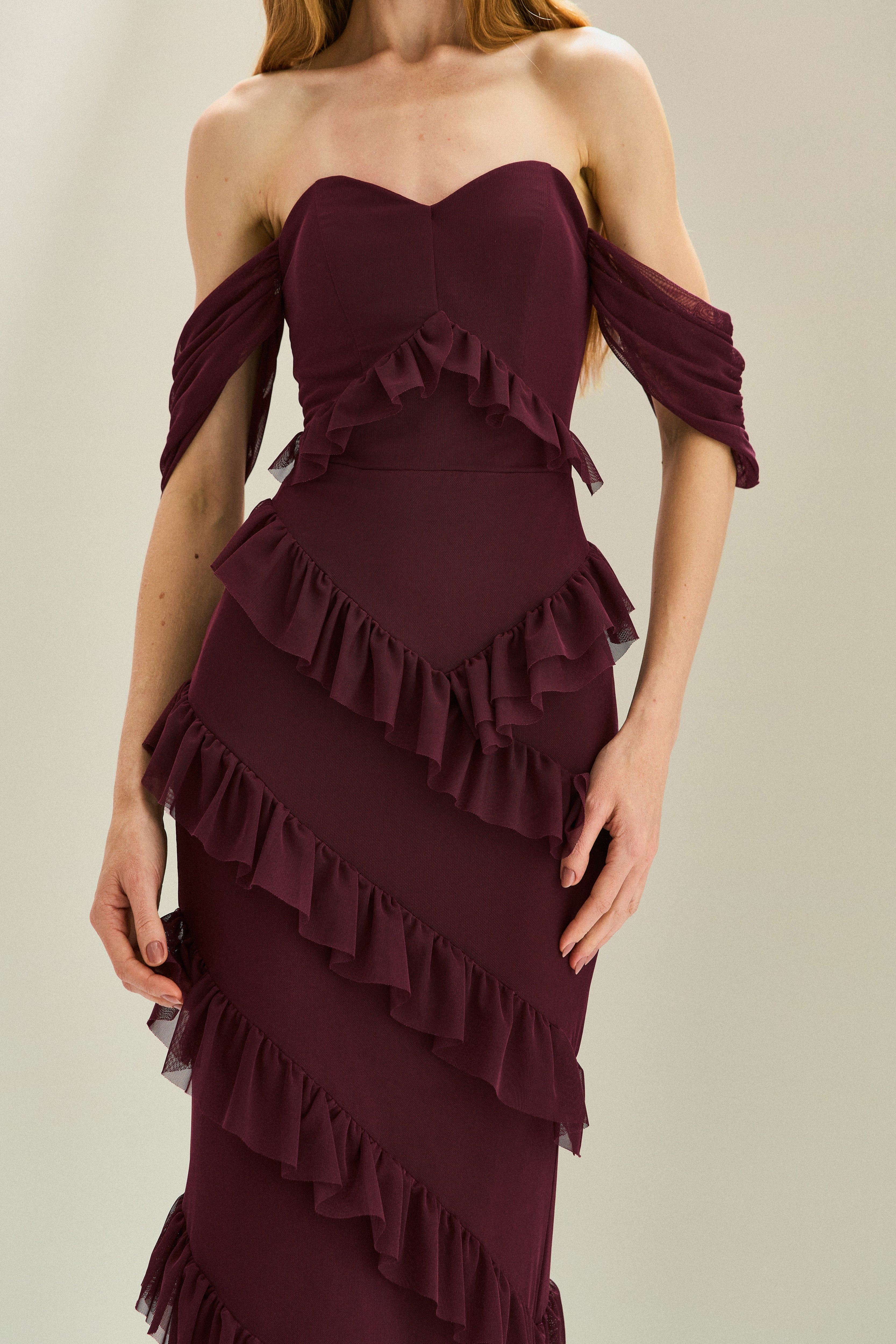 Vestido Longo em Tule com Decote Coração e Recortes de Babado - Mendoza Marsala Escuro