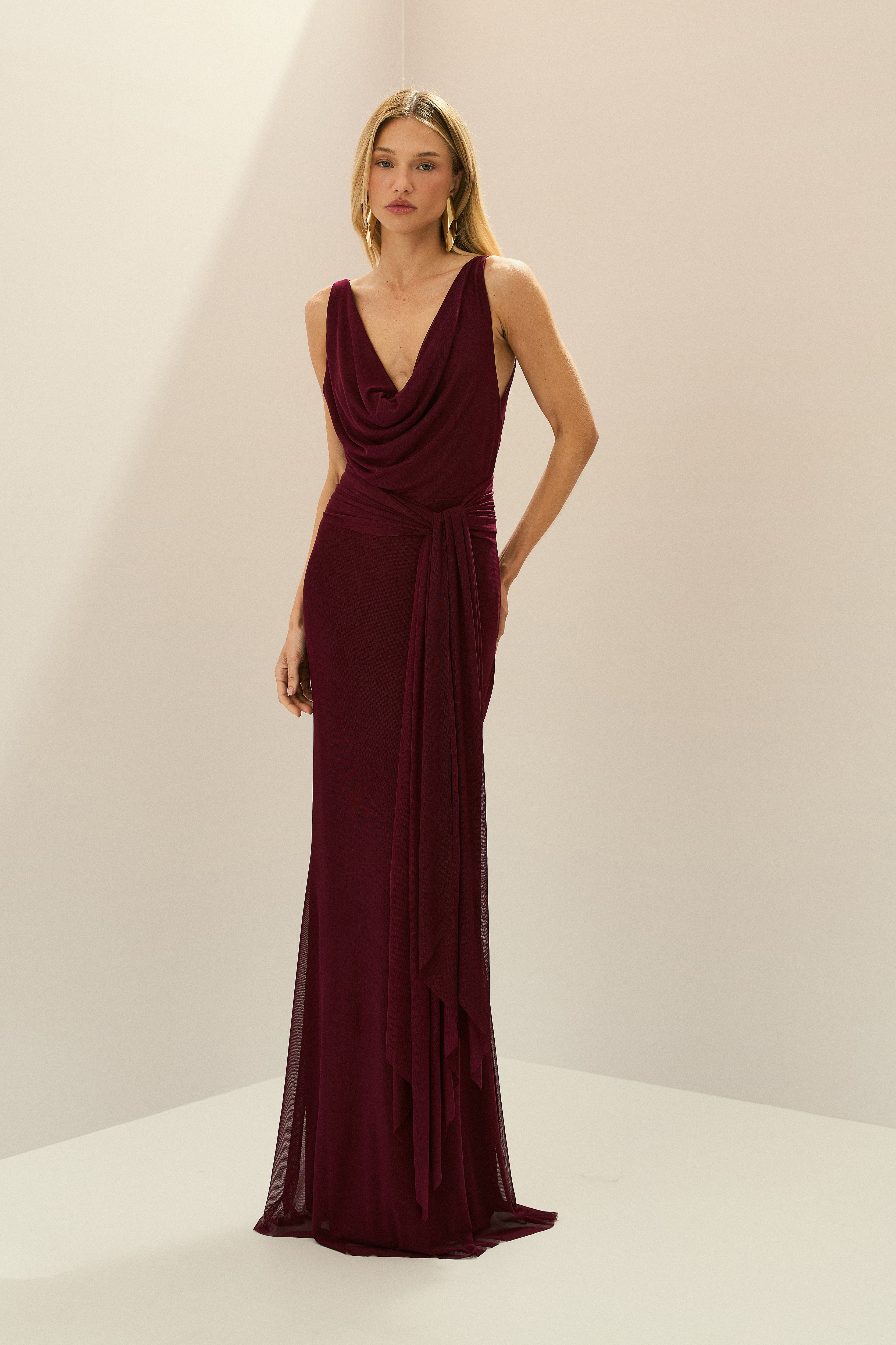 Vestido Longo em Tule com Decote Degagê e Amarração na Cintura - Acapulco Marsala
