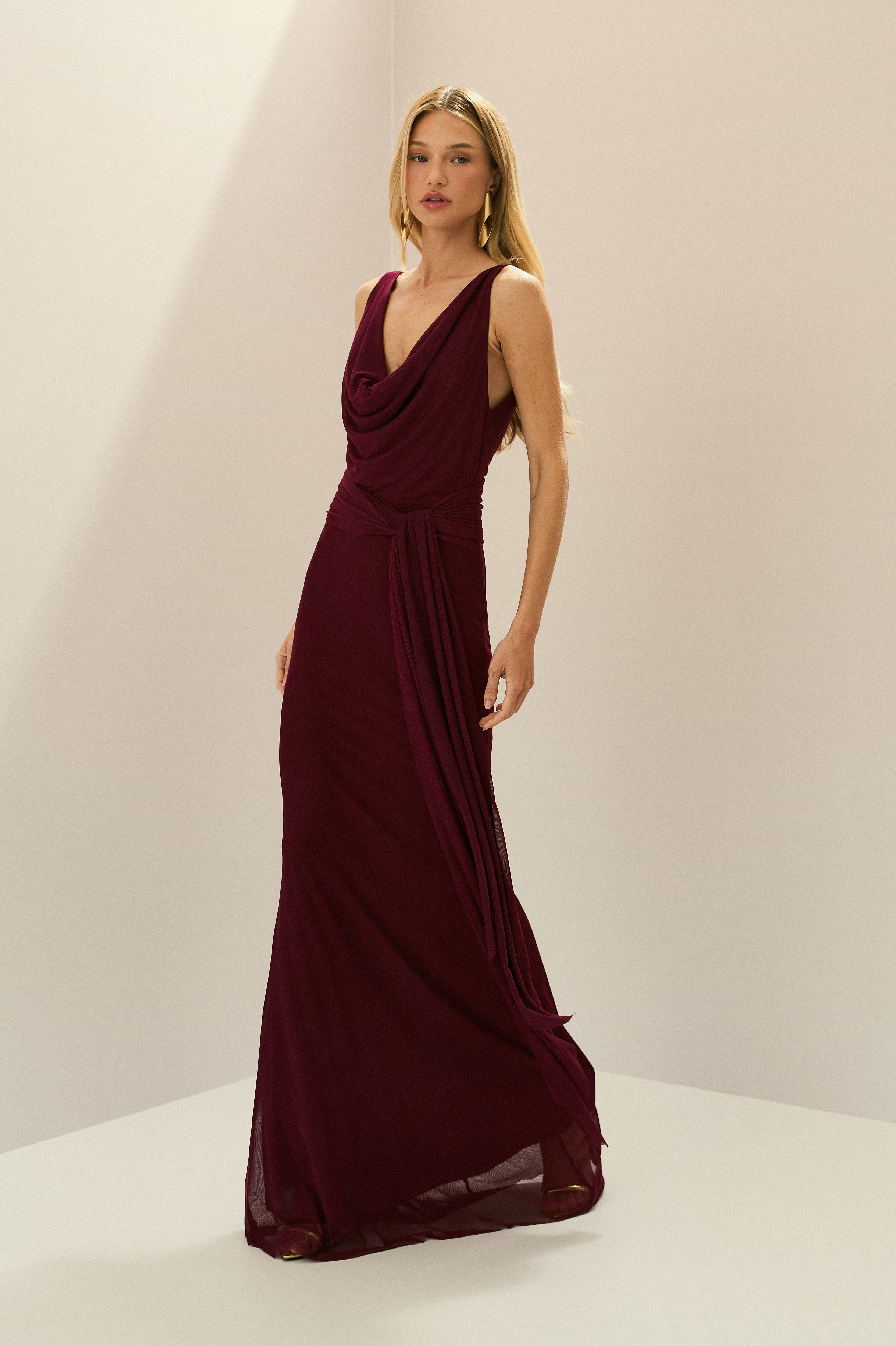 Vestido Longo em Tule com Decote Degagê e Amarração na Cintura - Acapulco Marsala