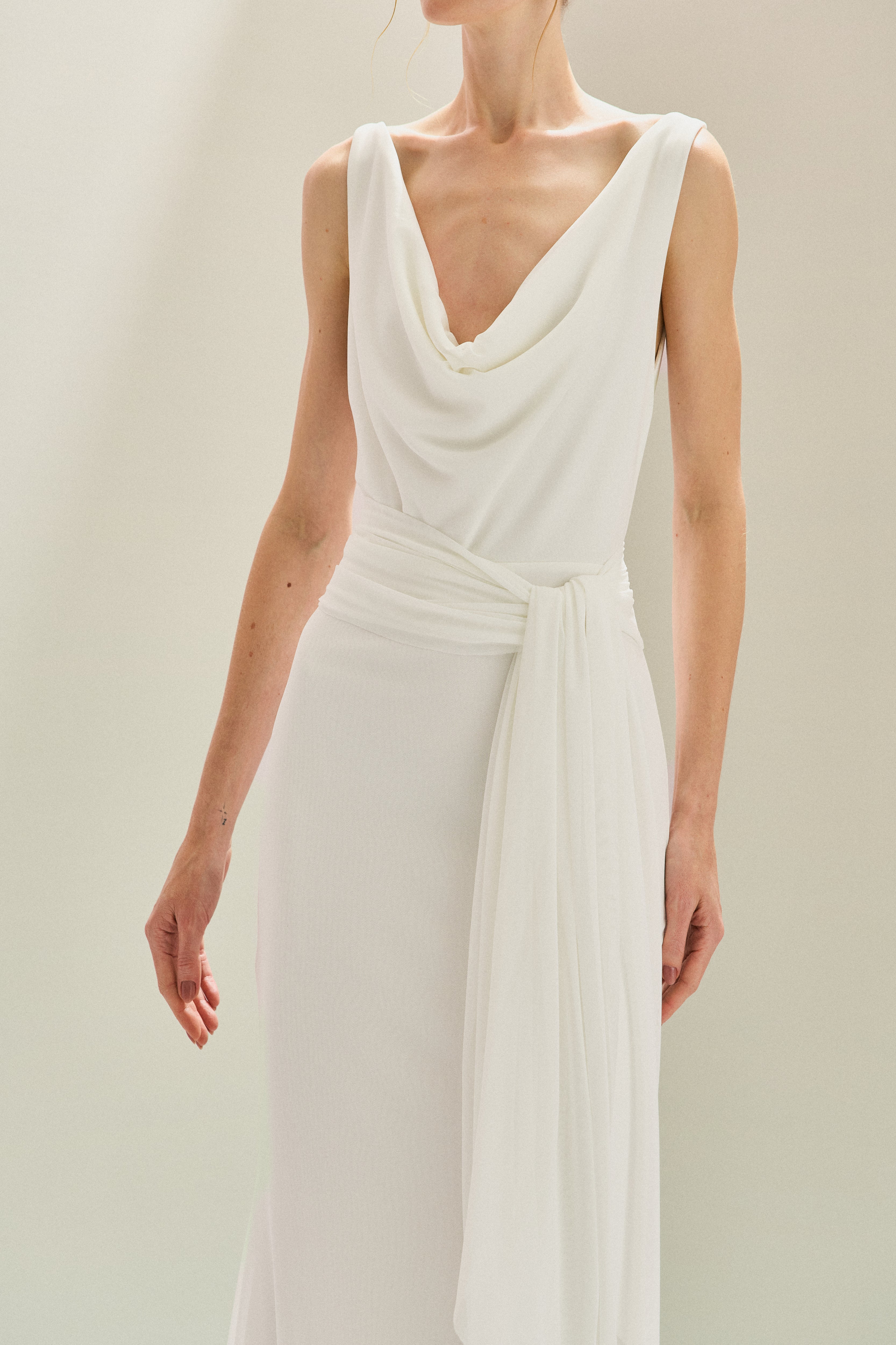 Vestido Longo em Tule com Decote Degagê e Amarração na Cintura - Acapulco Off White