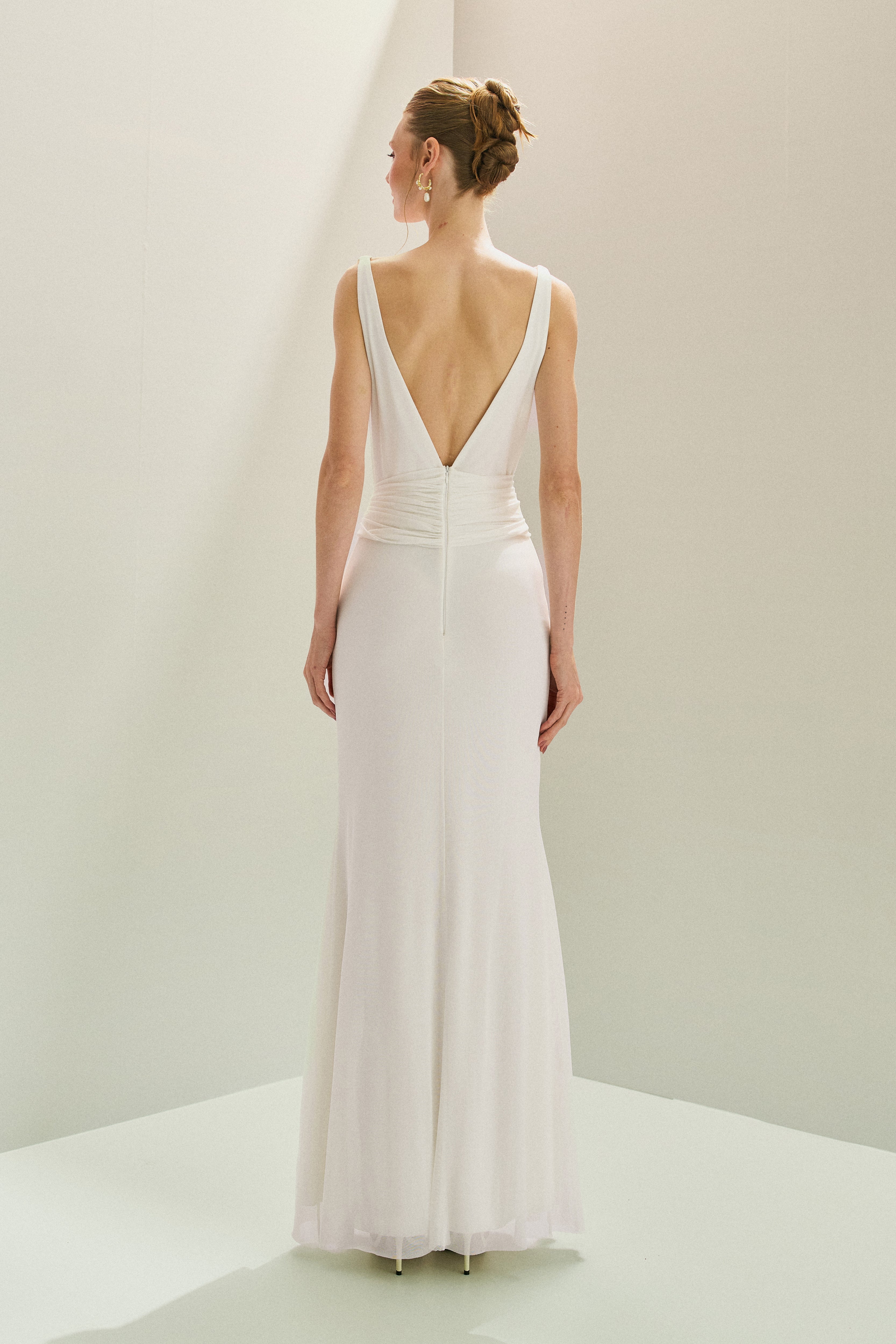 Vestido Longo em Tule com Decote Degagê e Amarração na Cintura - Acapulco Off White