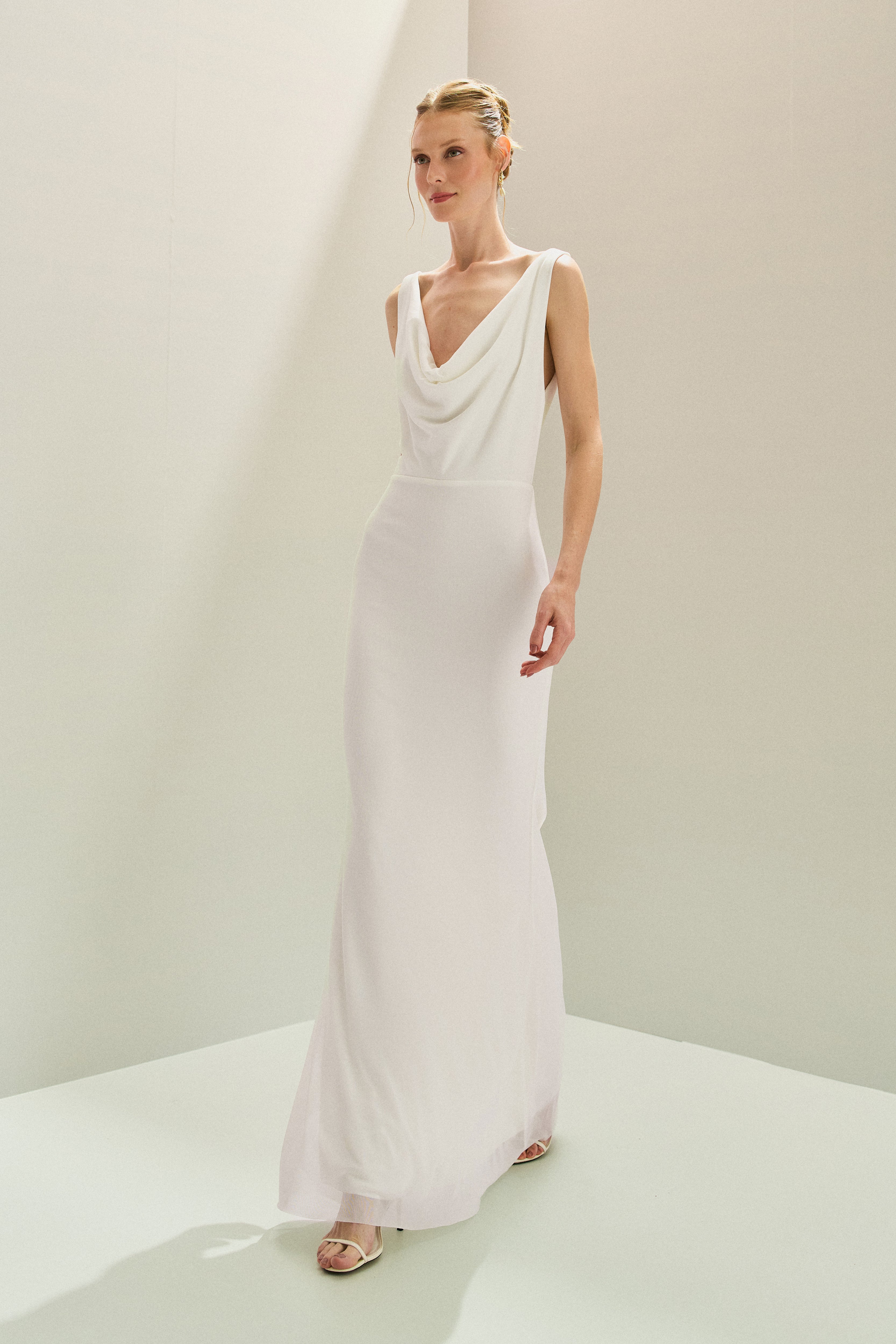 Vestido Longo em Tule com Decote Degagê e Amarração na Cintura - Acapulco Off White