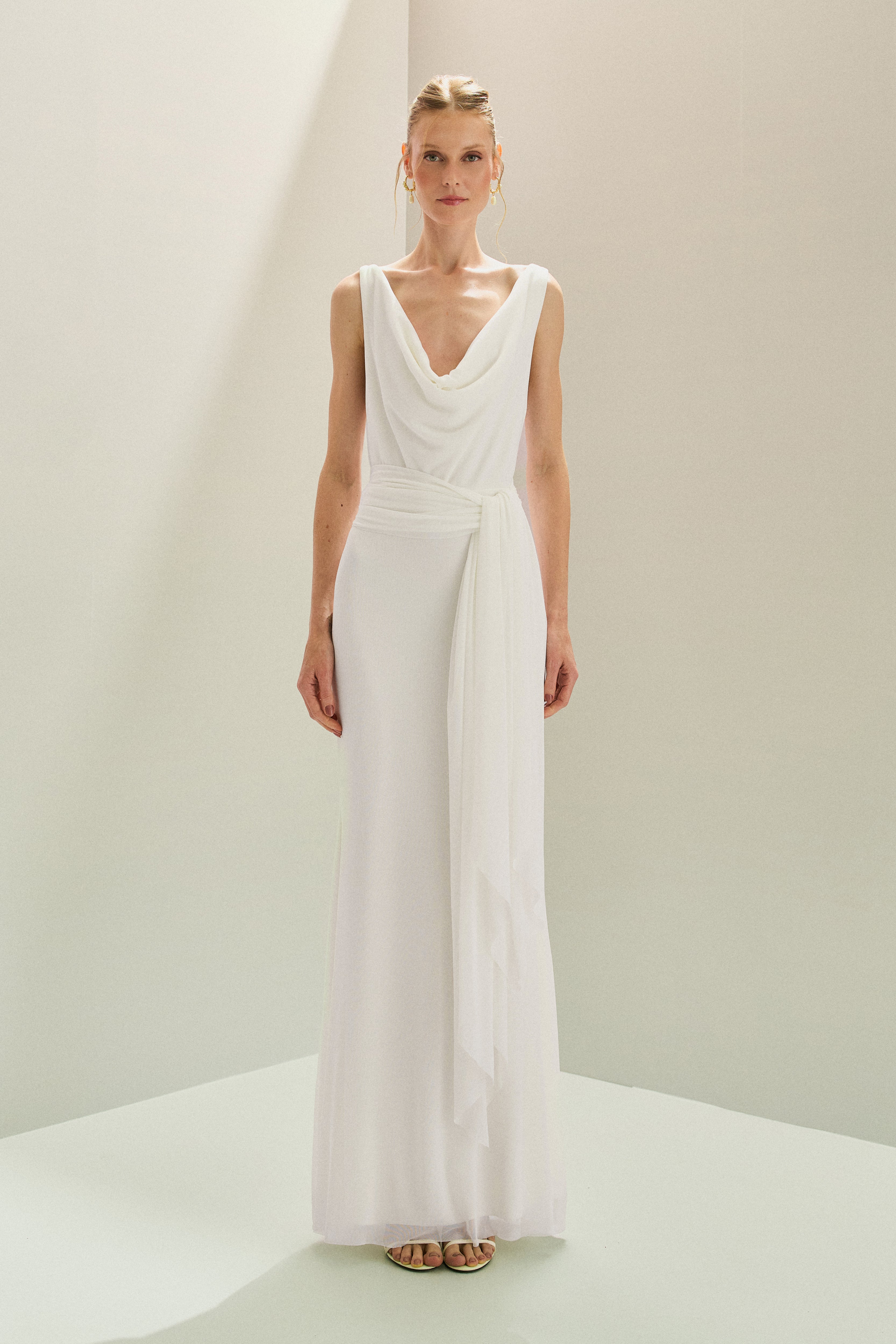Vestido Longo em Tule com Decote Degagê e Amarração na Cintura - Acapulco Off White