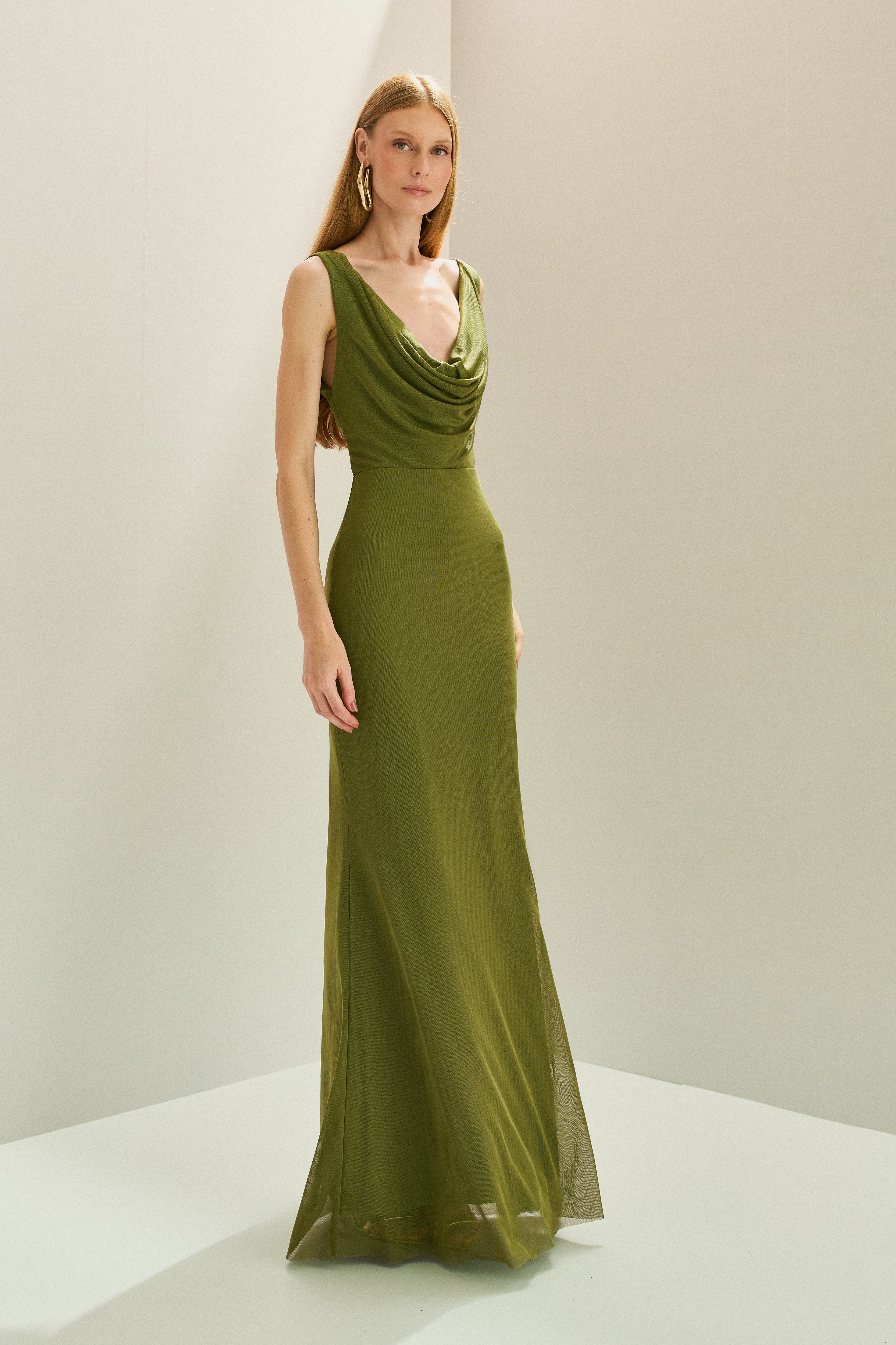 Vestido_Longo_em_Tule_com_Decote_Degage_e_Amarracao_na_Cintura_Acapulco_Oliva5.jpg