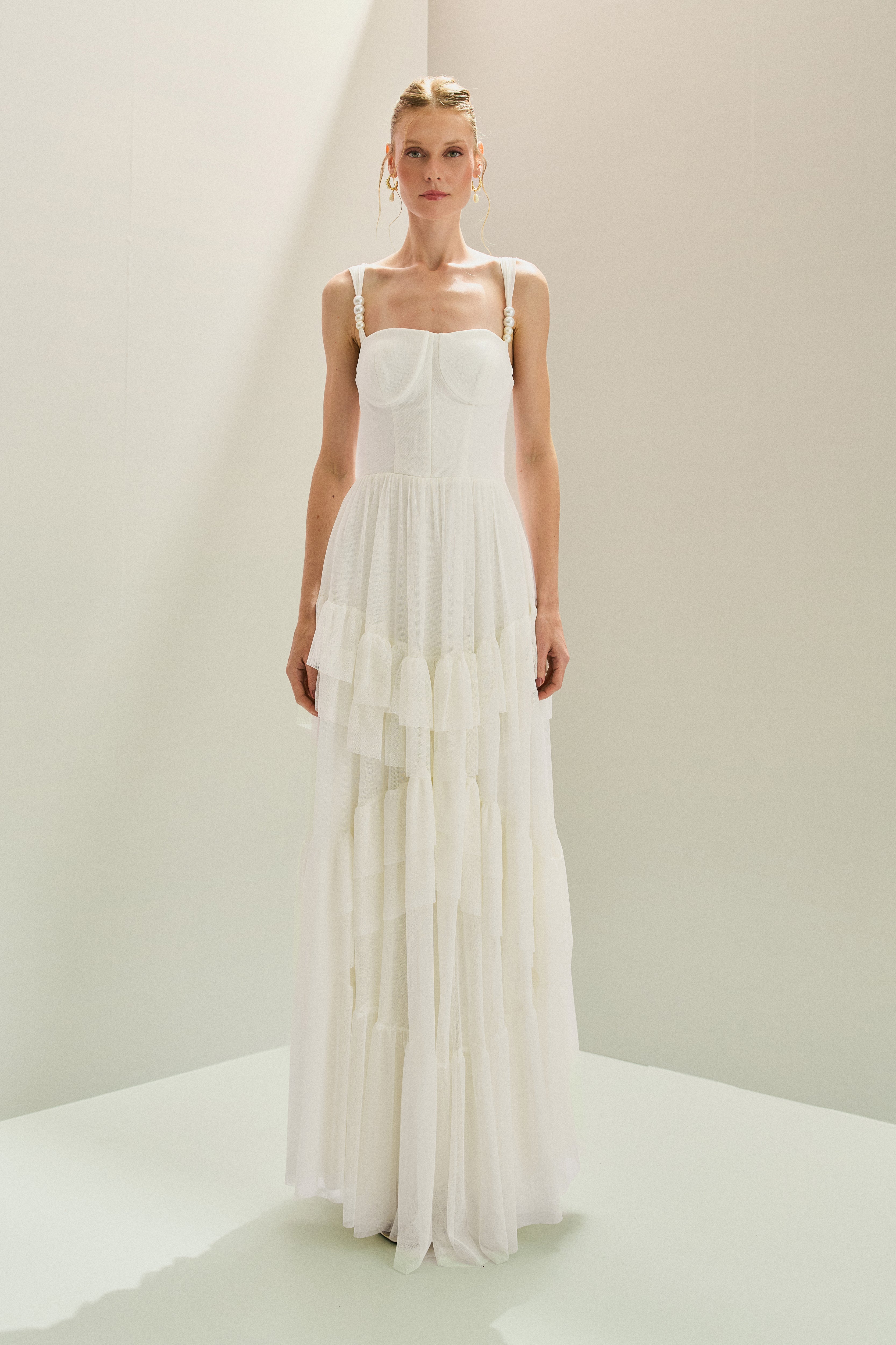 Vestido Longo em Tule com Decote Reto, Alças com Pérolas e Saia em Babados Assimétricos - Fuji Off White