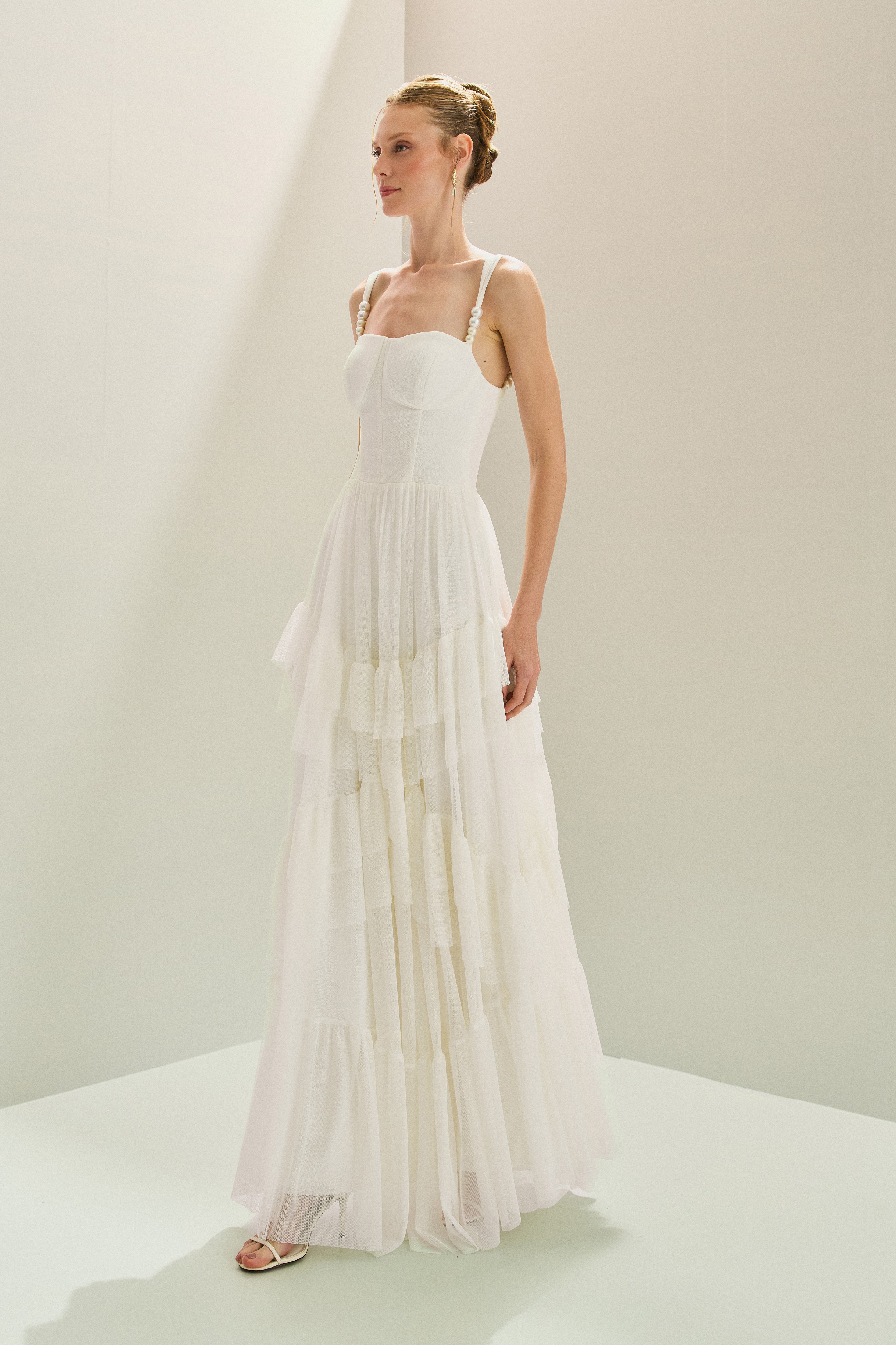 Vestido Longo em Tule com Decote Reto, Alças com Pérolas e Saia em Babados Assimétricos - Fuji Off White