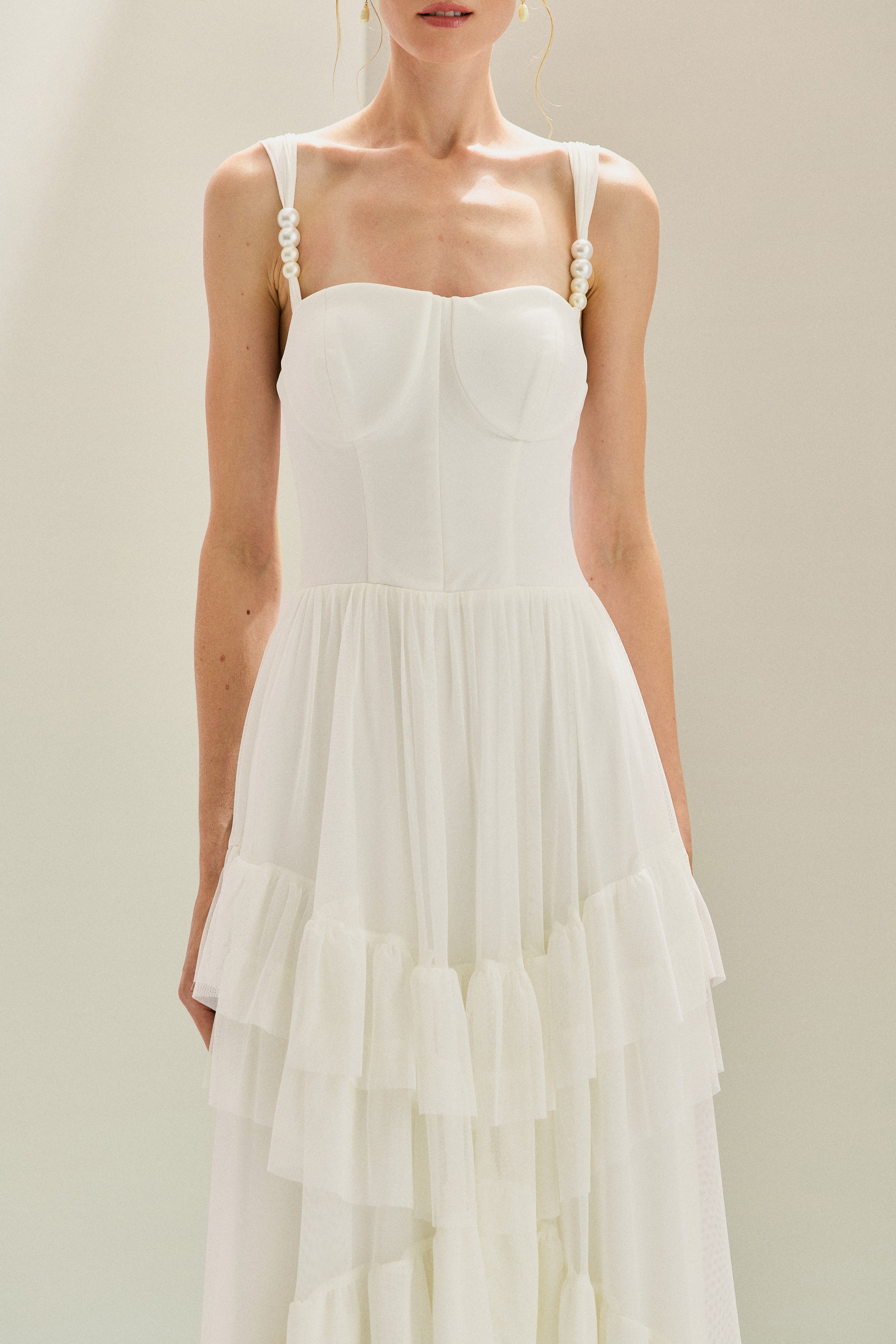 Vestido_Longo_em_Tule_com_Decote_Reto_Alcas_com_Perolas_e_Saia_em_Babados_Assimetricos_Fuji_Off_White4.jpg