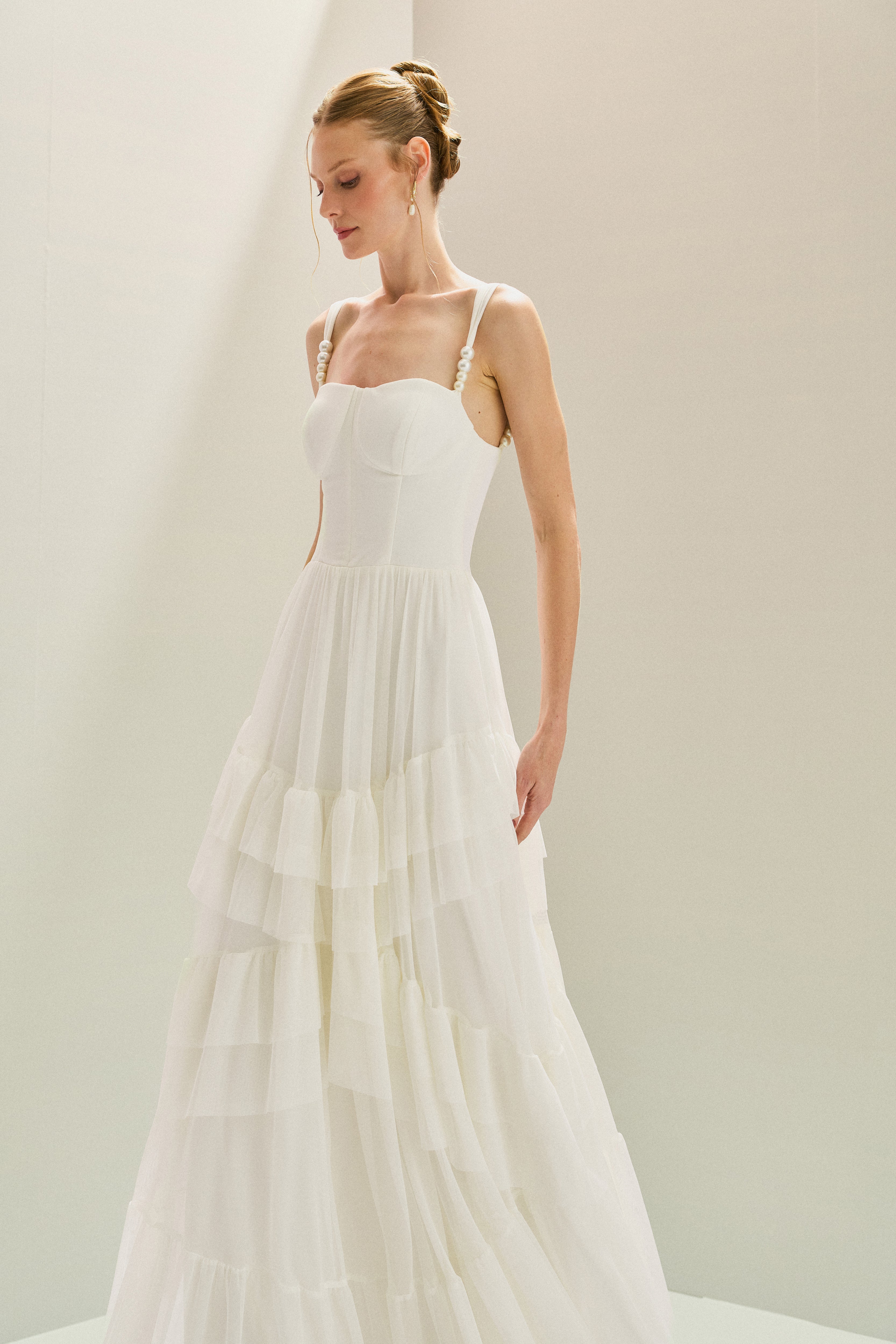 Vestido Longo em Tule com Decote Reto, Alças com Pérolas e Saia em Babados Assimétricos - Fuji Off White