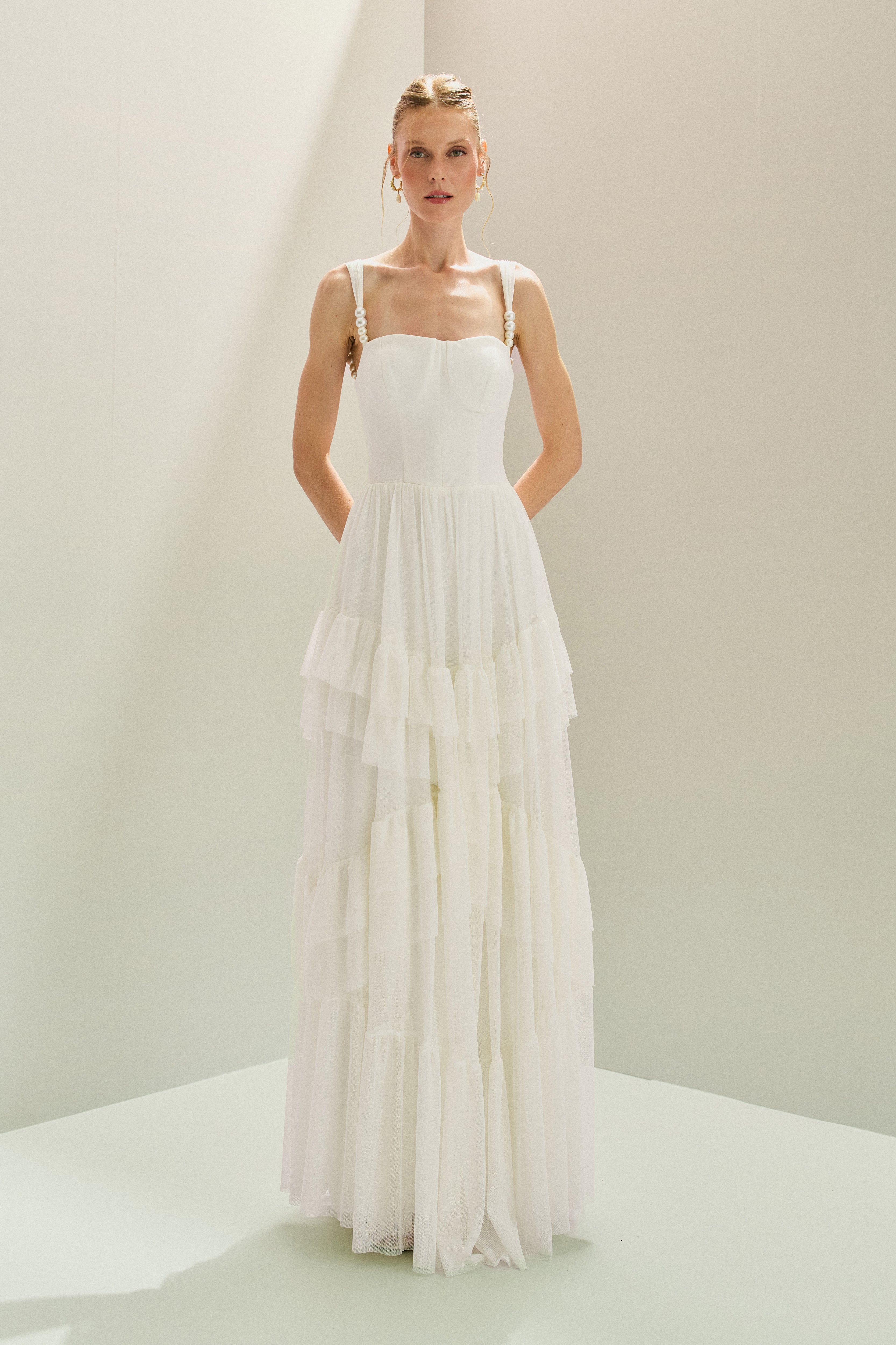 Vestido Longo em Tule com Decote Reto, Alças com Pérolas e Saia em Babados Assimétricos - Fuji Off White