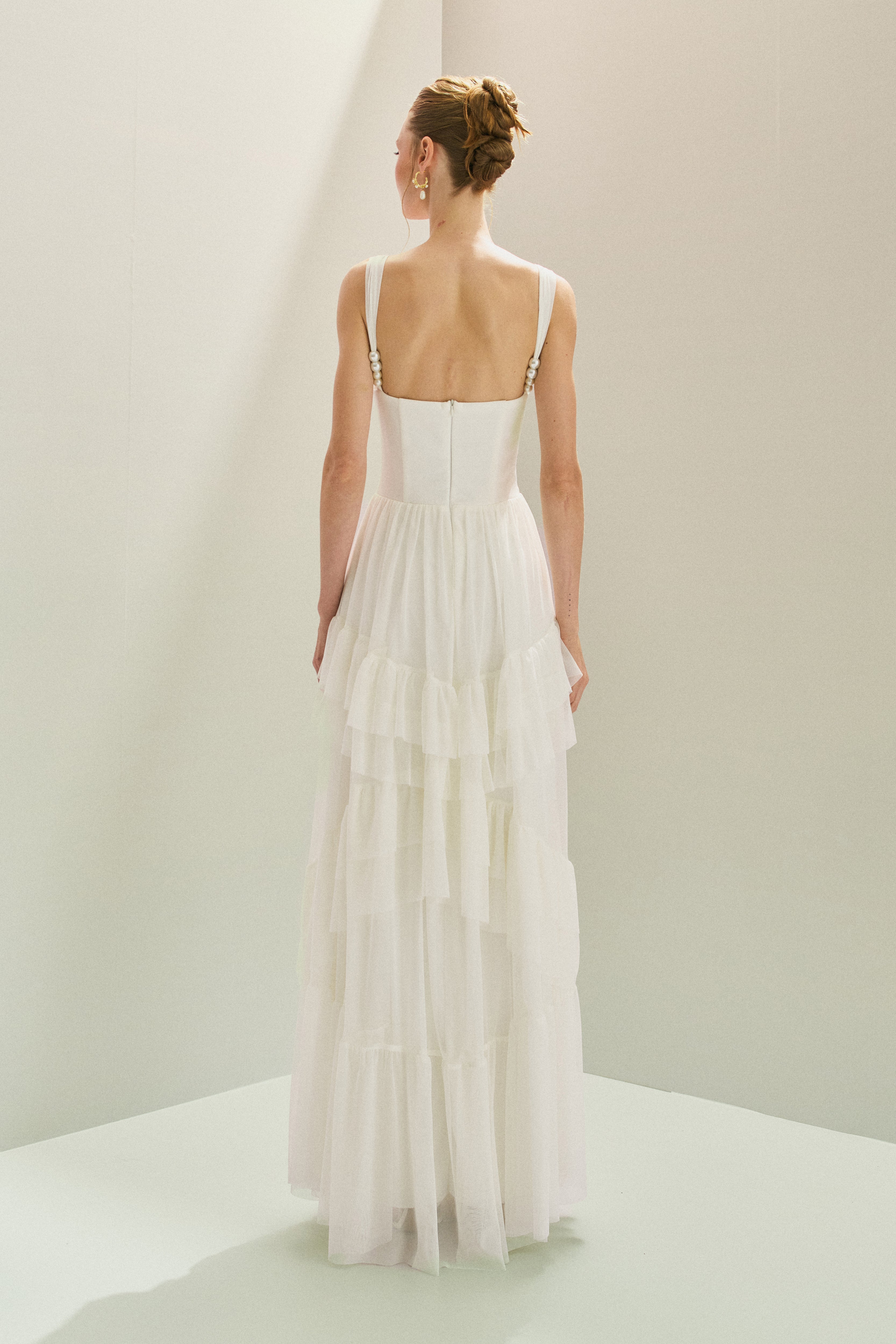 Vestido Longo em Tule com Decote Reto, Alças com Pérolas e Saia em Babados Assimétricos - Fuji Off White