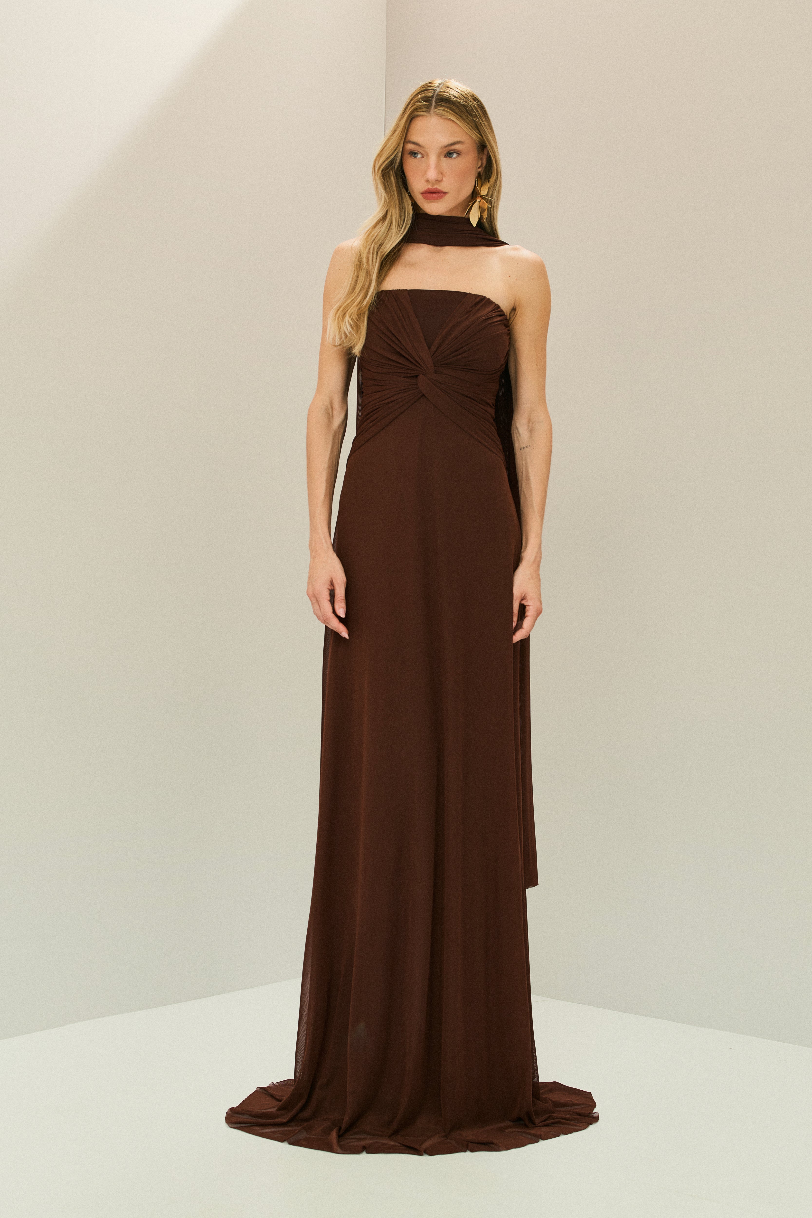 Vestido Longo em Tule com Decote Reto, Torção no Busto e Echarpe - Fiora Marrom