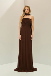 Vestido Longo em Tule com Decote Reto, Torção no Busto e Echarpe - Fiora Marrom