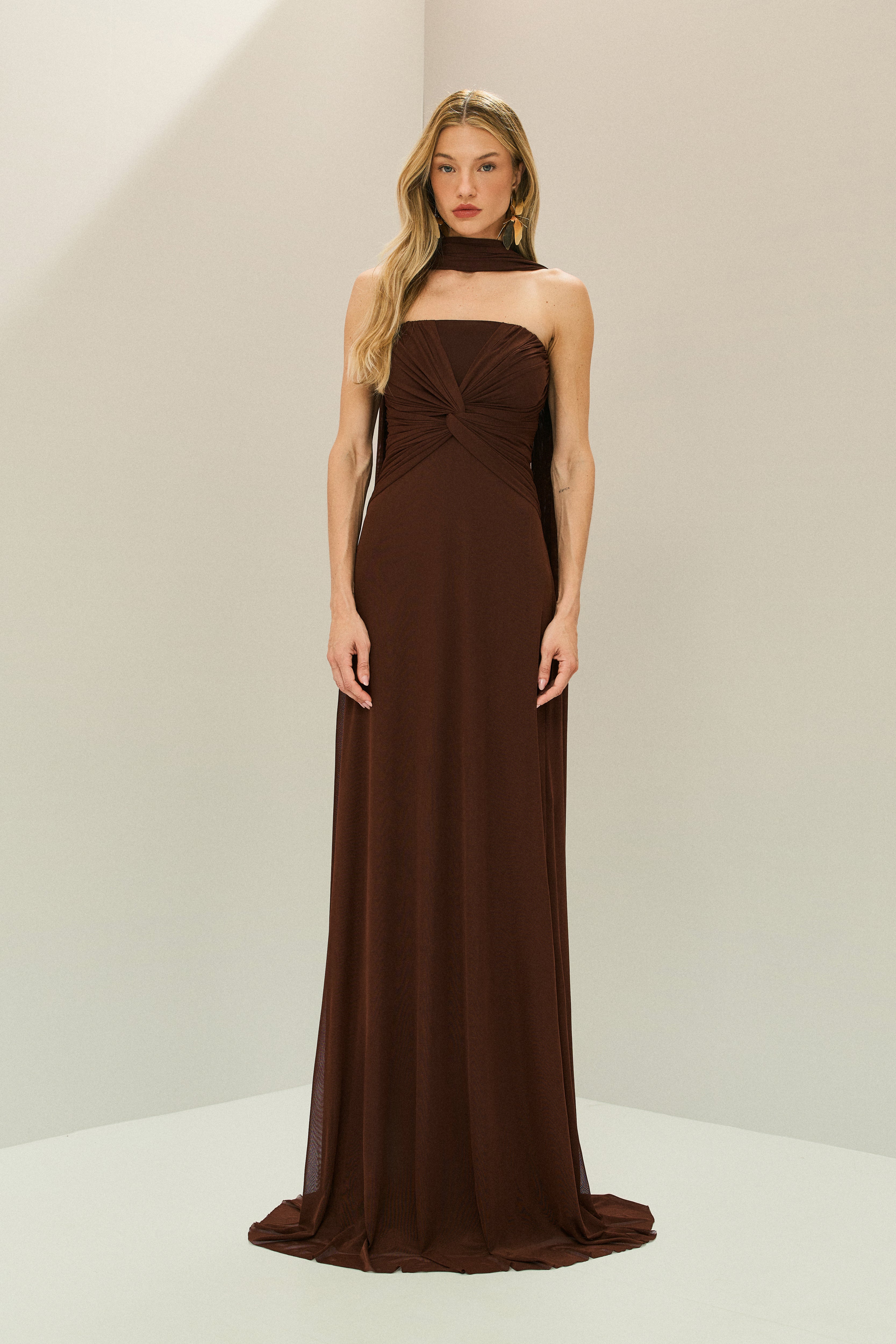 Vestido Longo em Tule com Decote Reto, Torção no Busto e Echarpe - Fiora Marrom