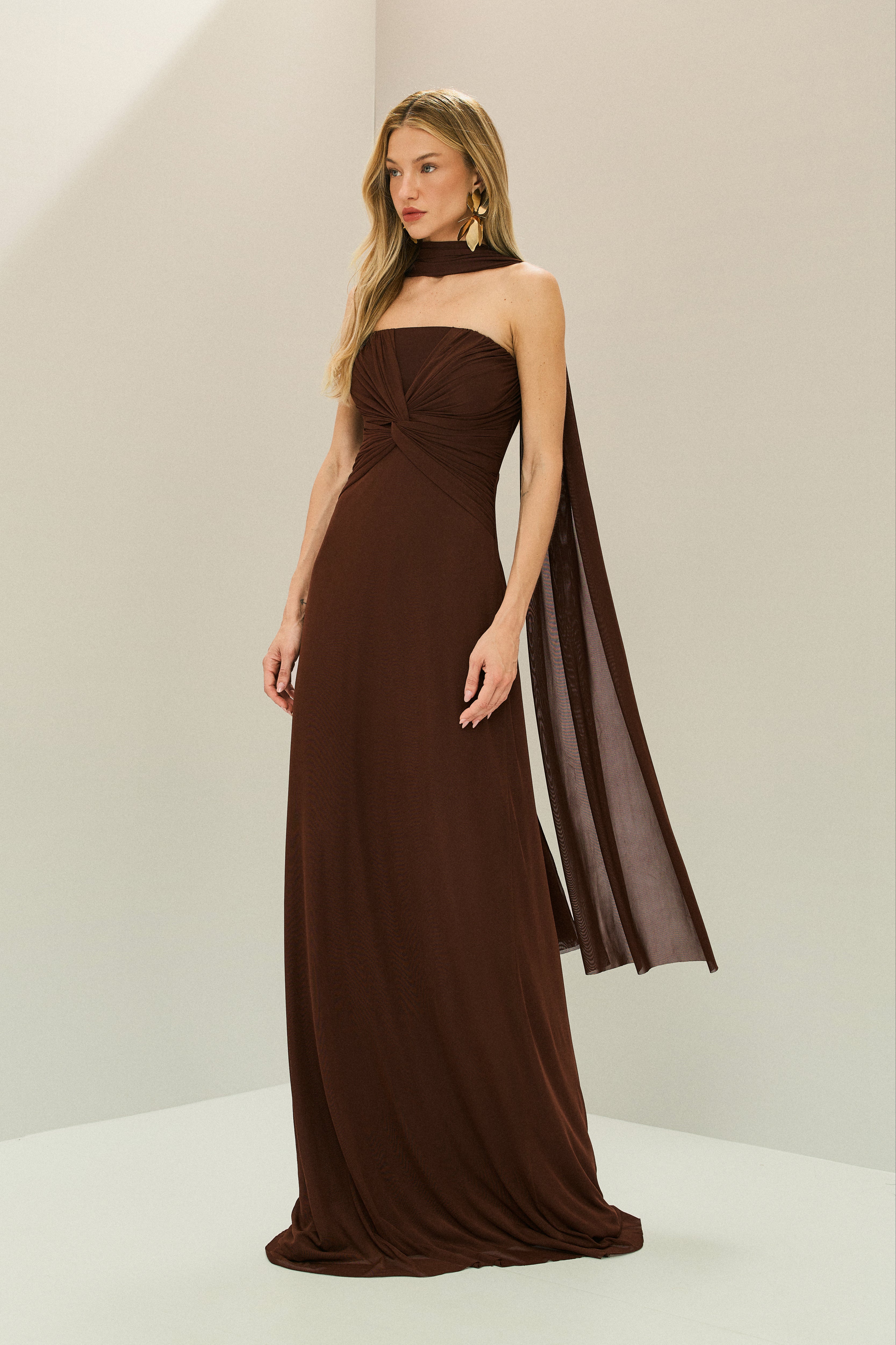 Vestido Longo em Tule com Decote Reto, Torção no Busto e Echarpe - Fiora Marrom