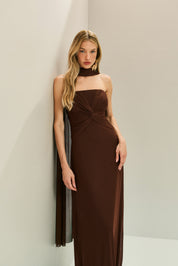 Vestido Longo em Tule com Decote Reto, Torção no Busto e Echarpe - Fiora Marrom