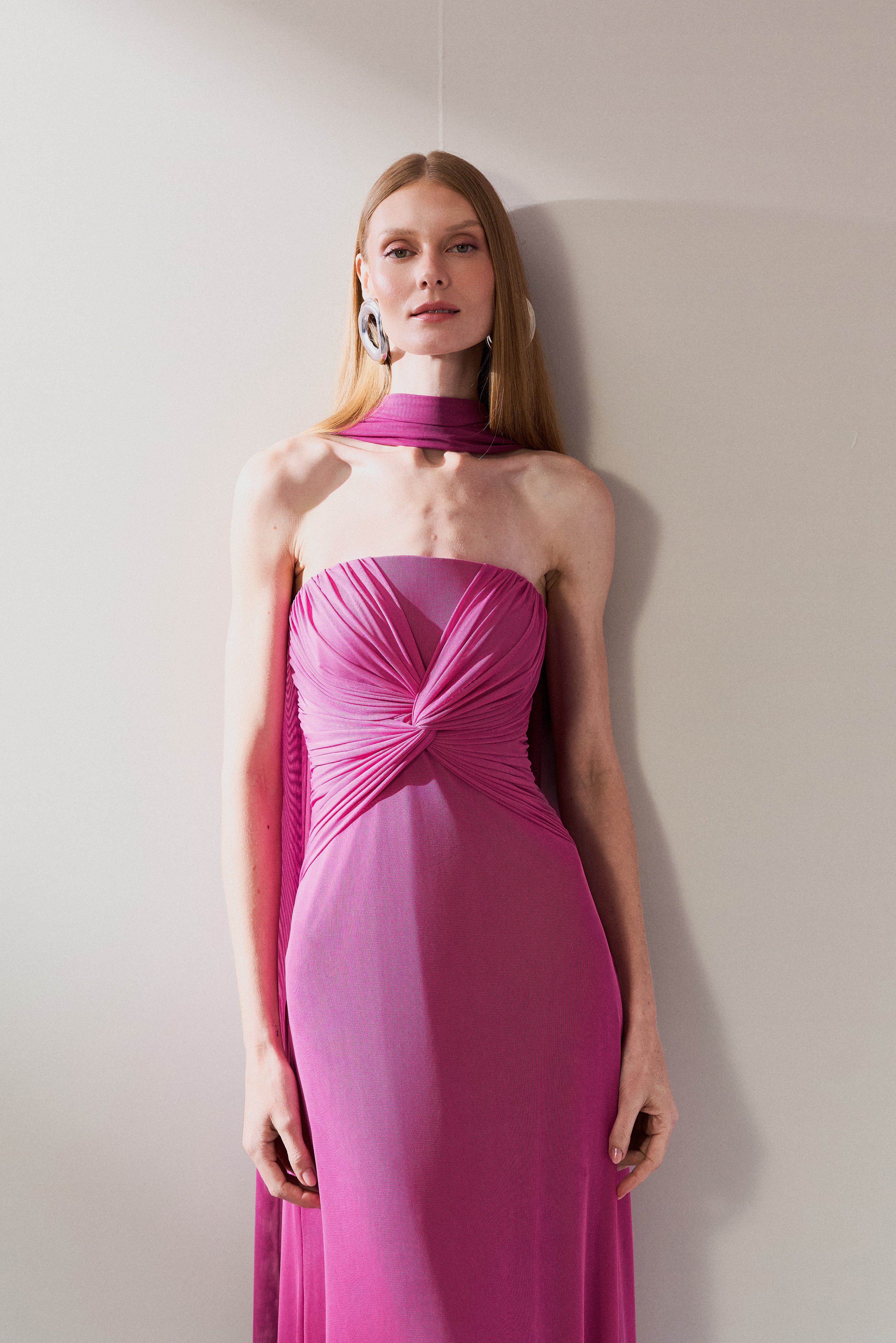 Vestido Longo em Tule com Decote Reto, Torção no Busto e Echarpe - Fiora Rosa Pink