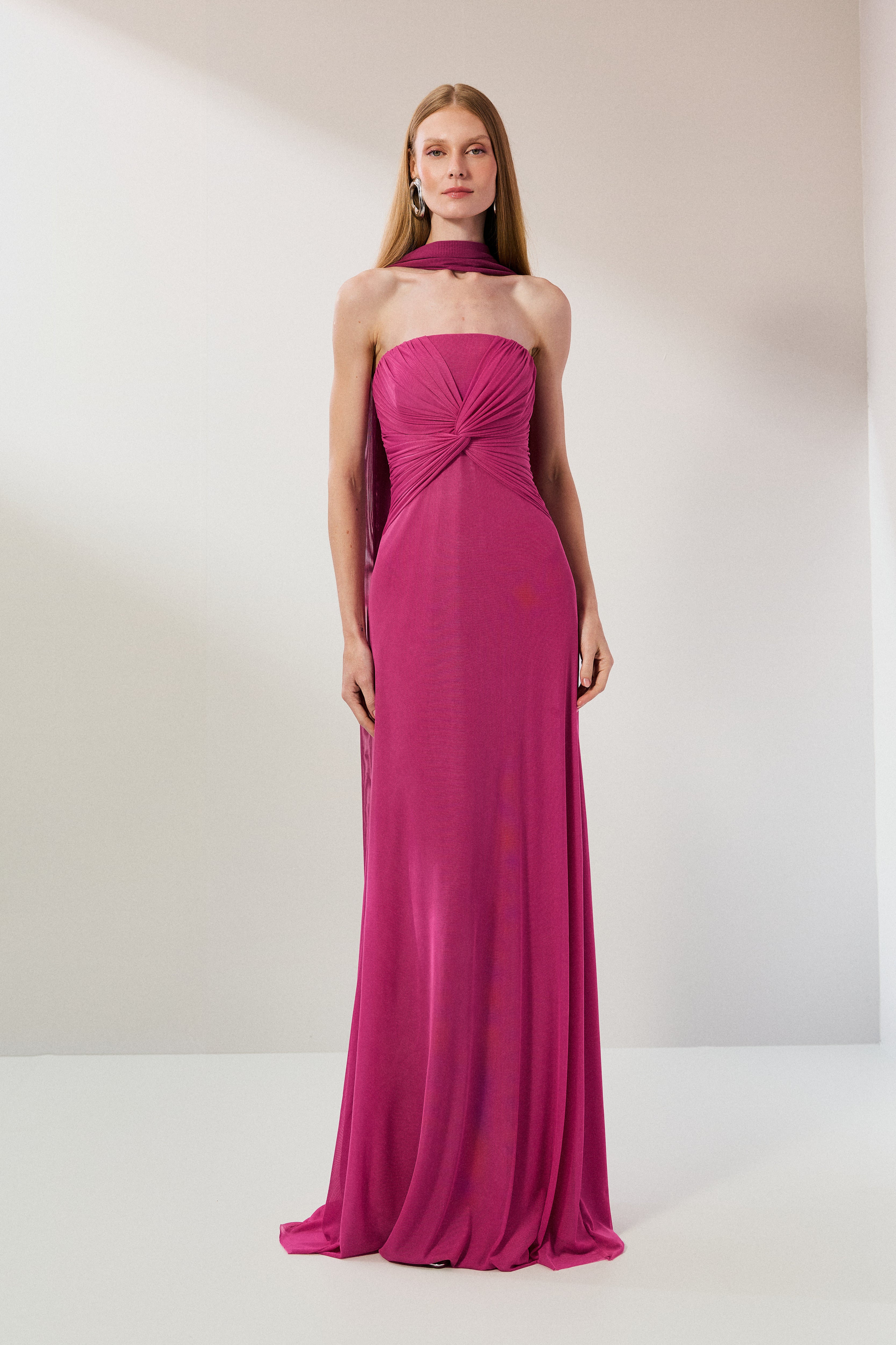 Vestido Longo em Tule com Decote Reto, Torção no Busto e Echarpe - Fiora Rosa Pink