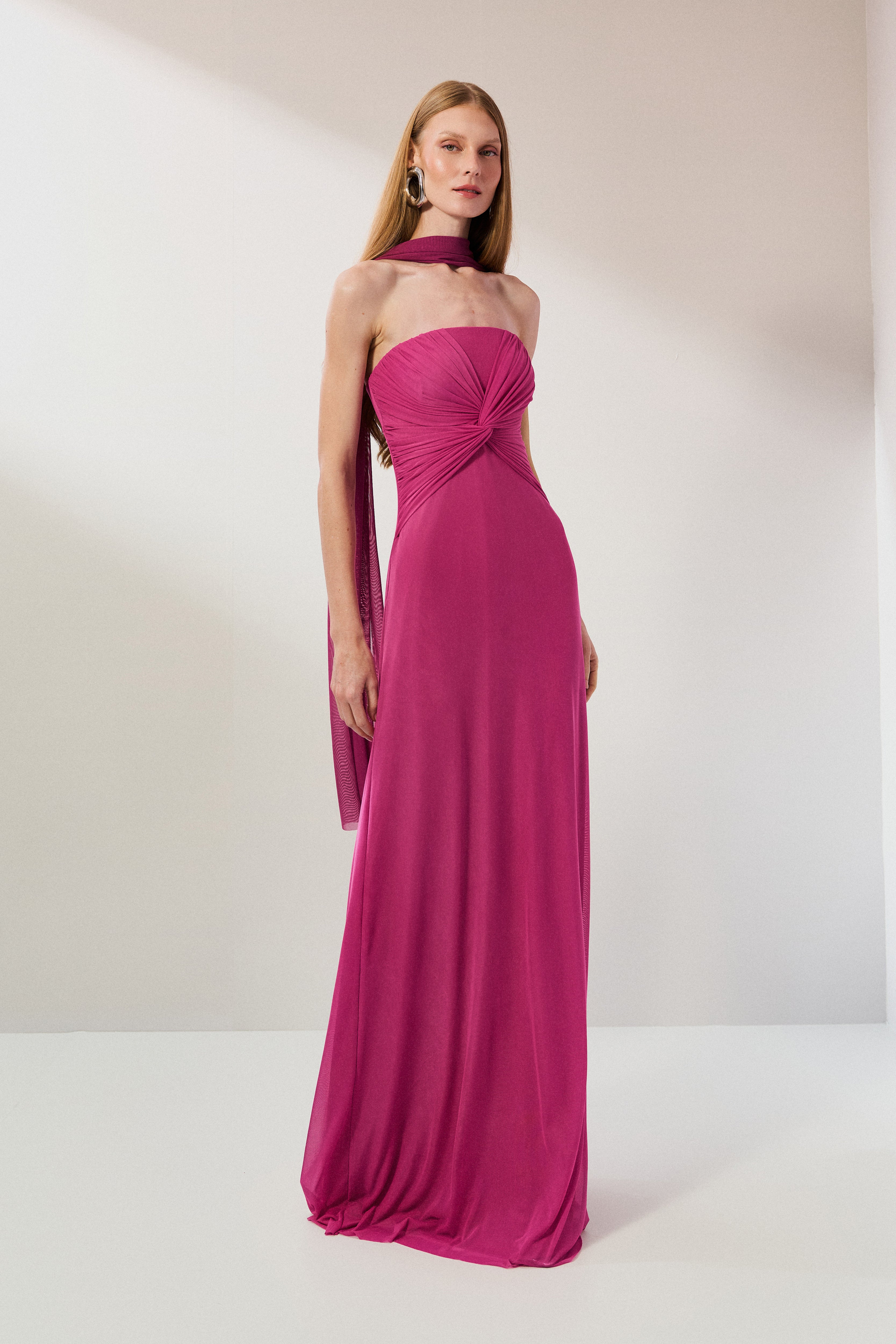 Vestido_Longo_em_Tule_com_Decote_Reto_Torcao_no_Busto_e_Echarpe_Fiora_Rosa_Pink4.jpg