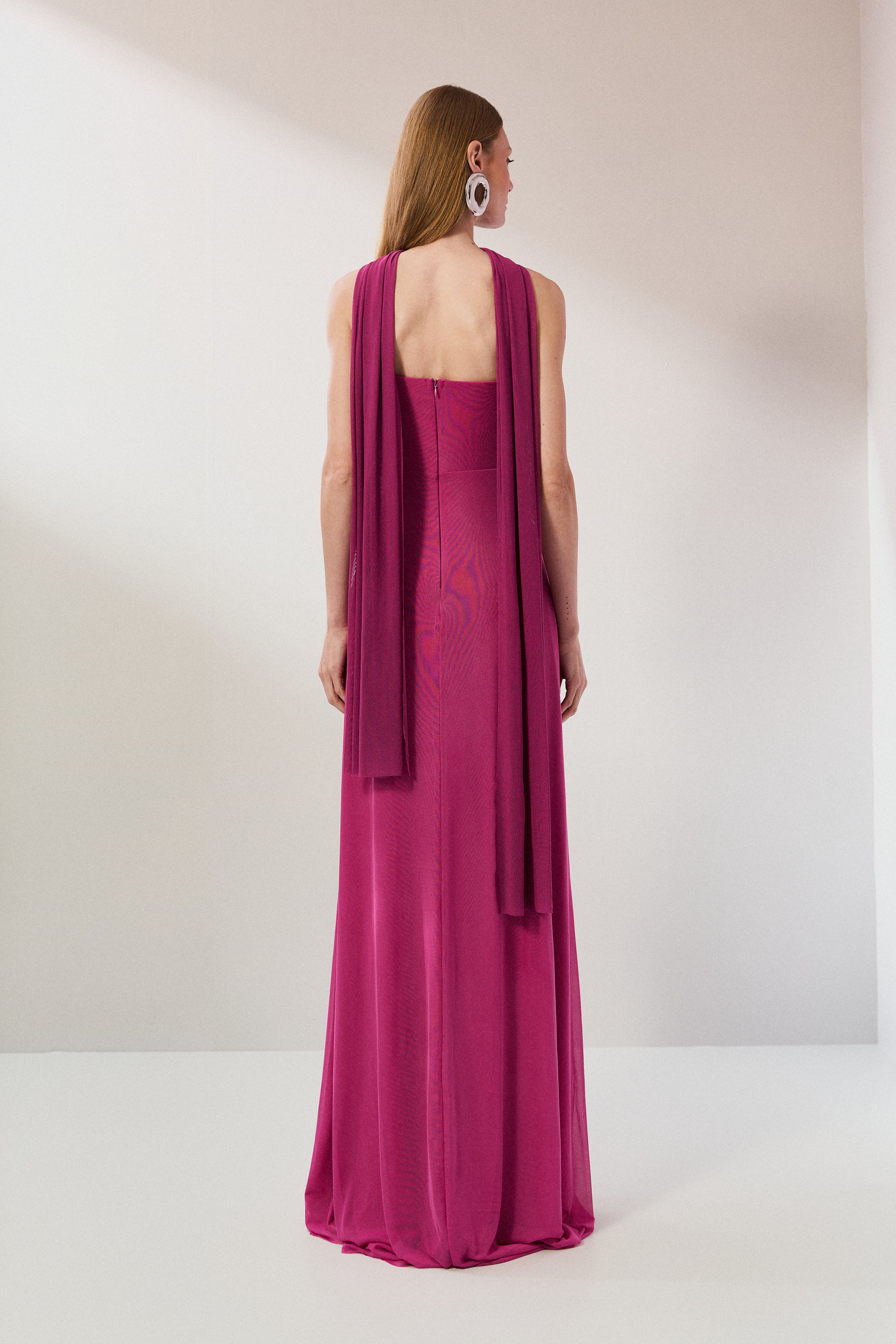 Vestido Longo em Tule com Decote Reto, Torção no Busto e Echarpe - Fiora Rosa Pink