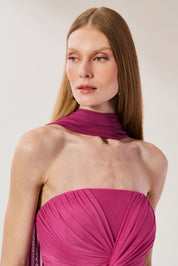 Vestido Longo em Tule com Decote Reto, Torção no Busto e Echarpe - Fiora Rosa Pink