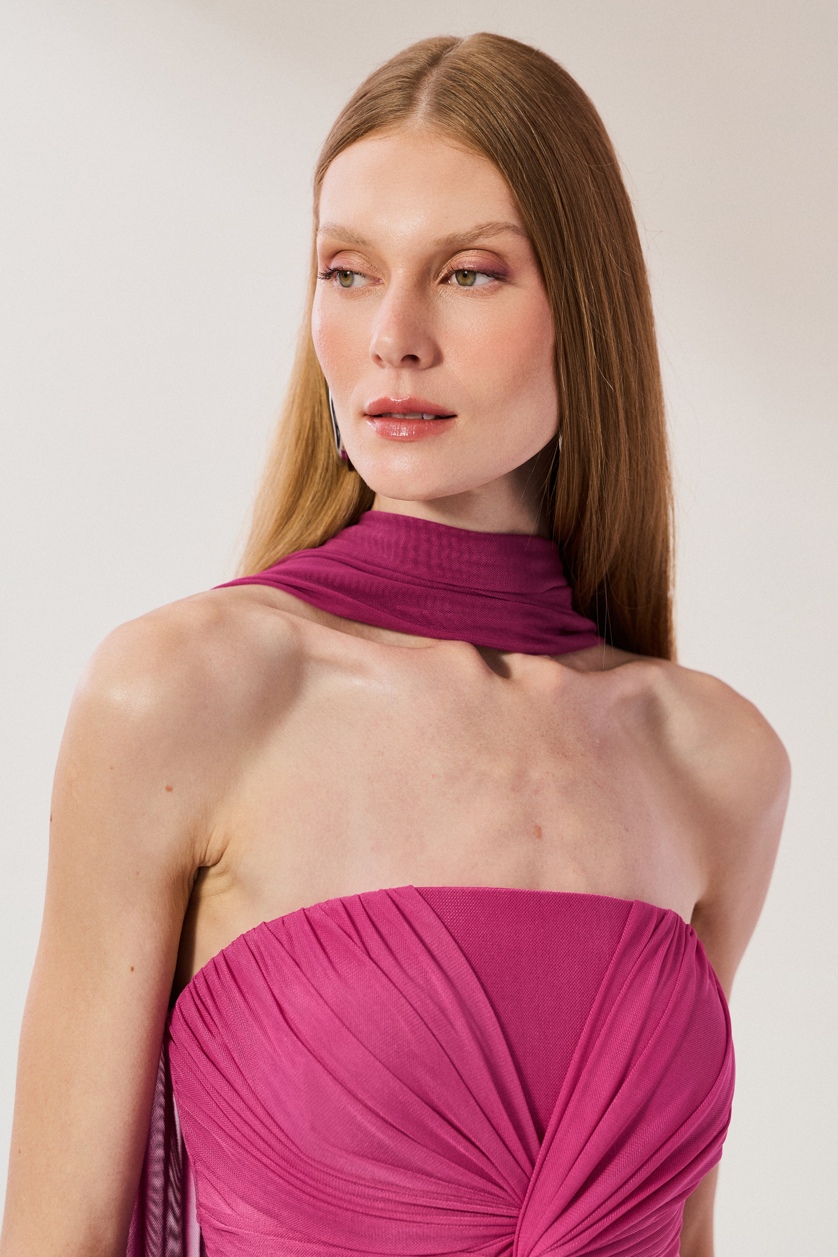 Vestido_Longo_em_Tule_com_Decote_Reto_Torcao_no_Busto_e_Echarpe_Fiora_Rosa_Pink6.jpg