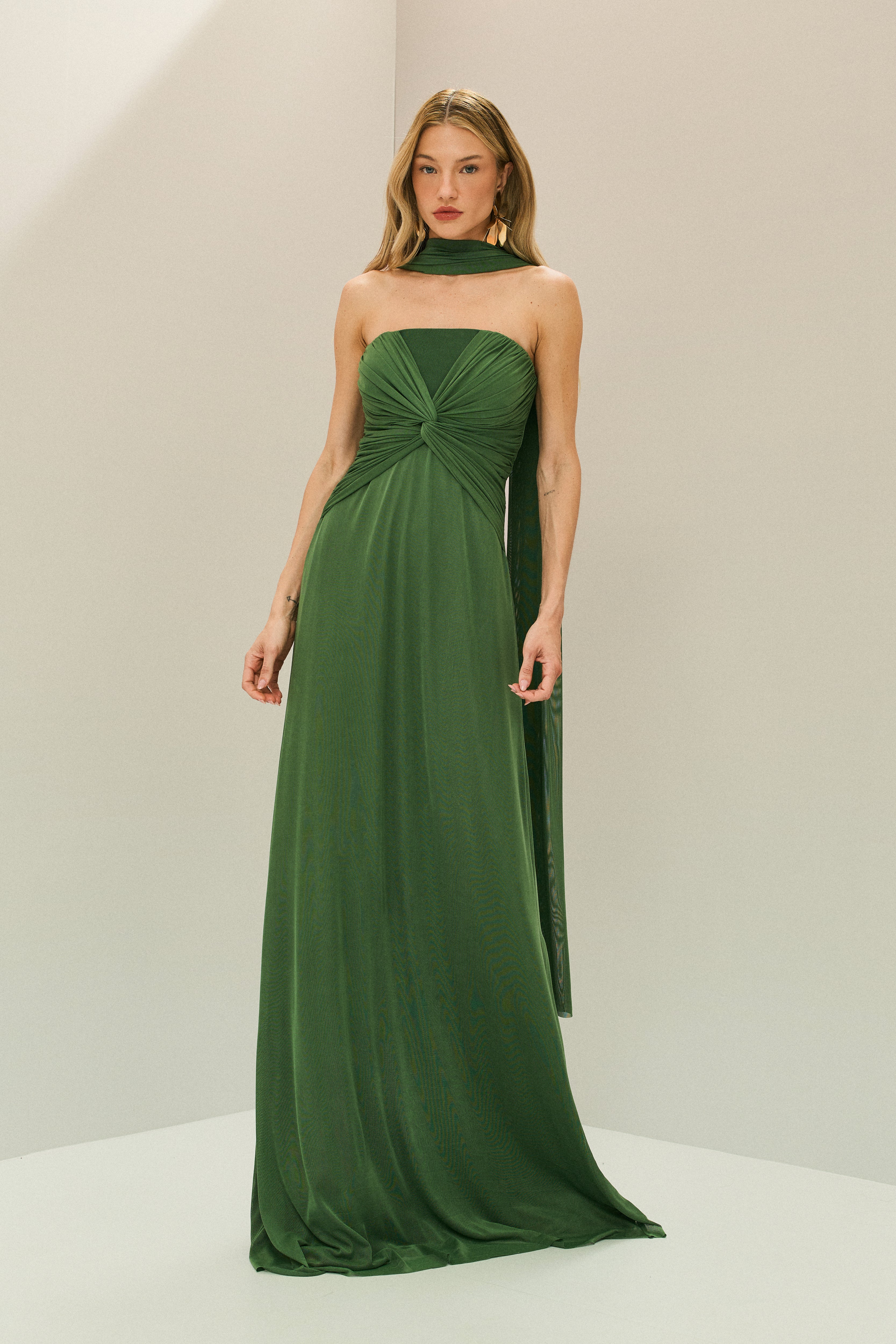 Vestido Longo em Tule com Decote Reto, Torção no Busto e Echarpe - Fiora Verde Bandeira