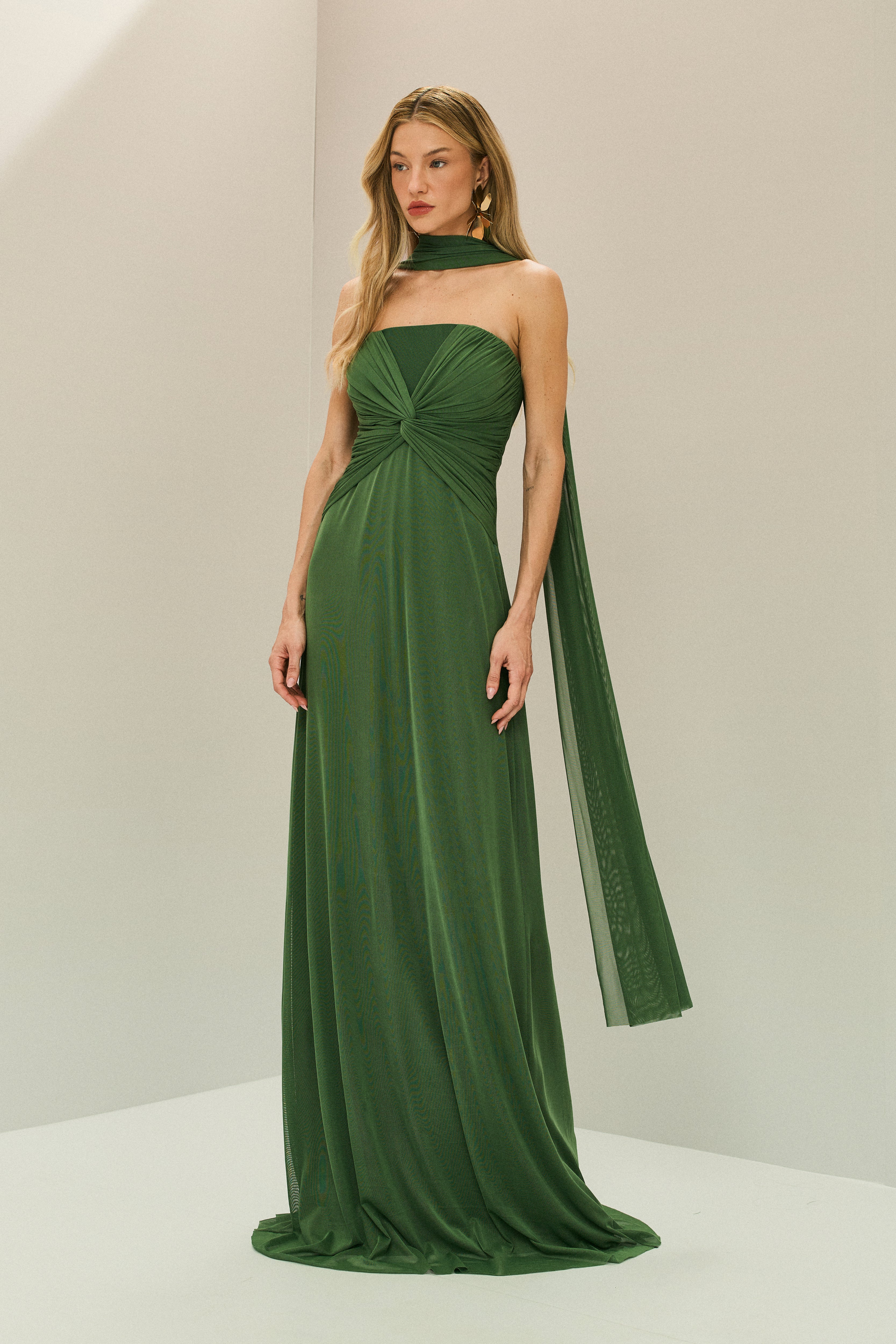 Vestido_Longo_em_Tule_com_Decote_Reto_Torcao_no_Busto_e_Echarpe_Fiora_Verde_Bandeira2.jpg