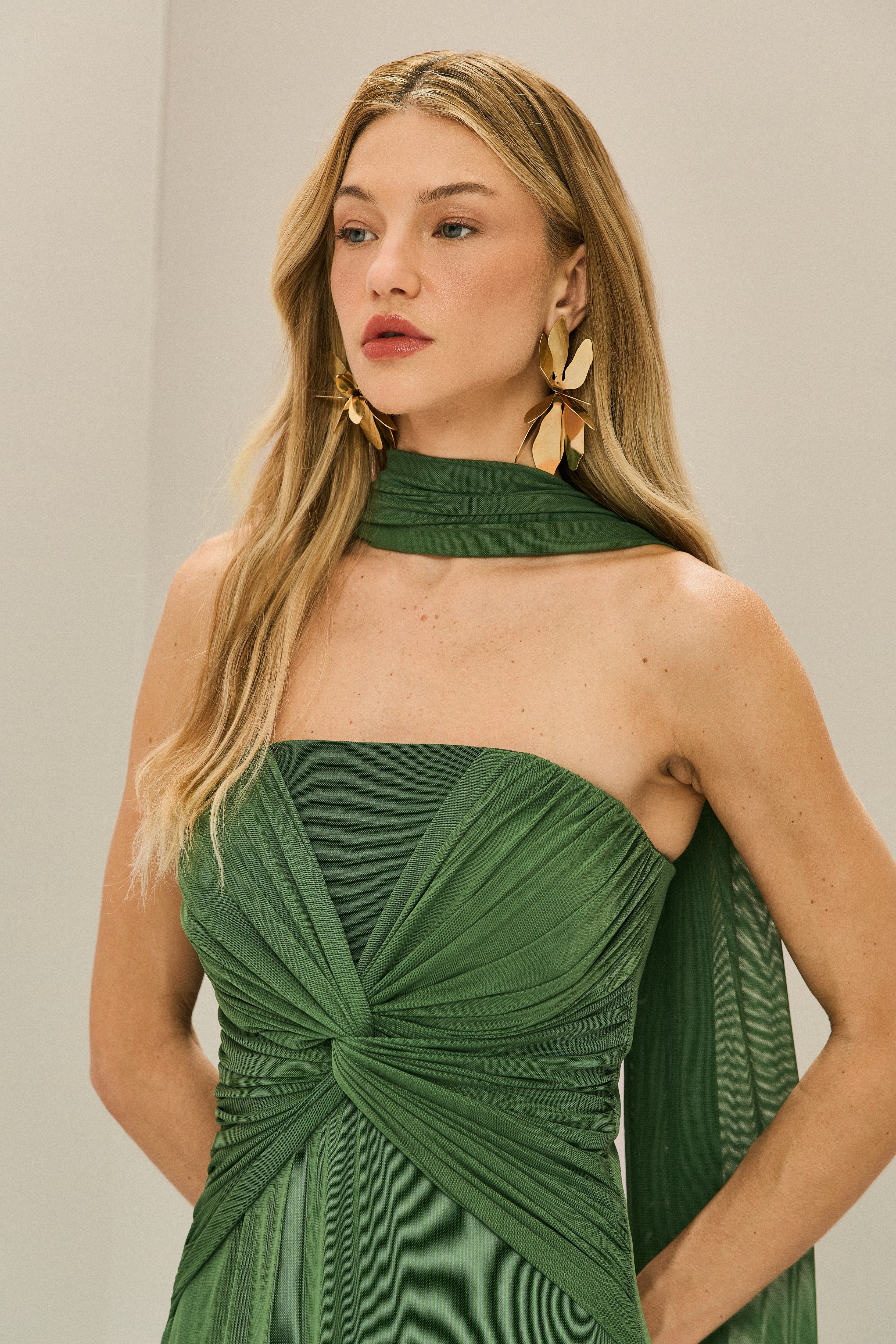 Vestido_Longo_em_Tule_com_Decote_Reto_Torcao_no_Busto_e_Echarpe_Fiora_Verde_Bandeira4.jpg