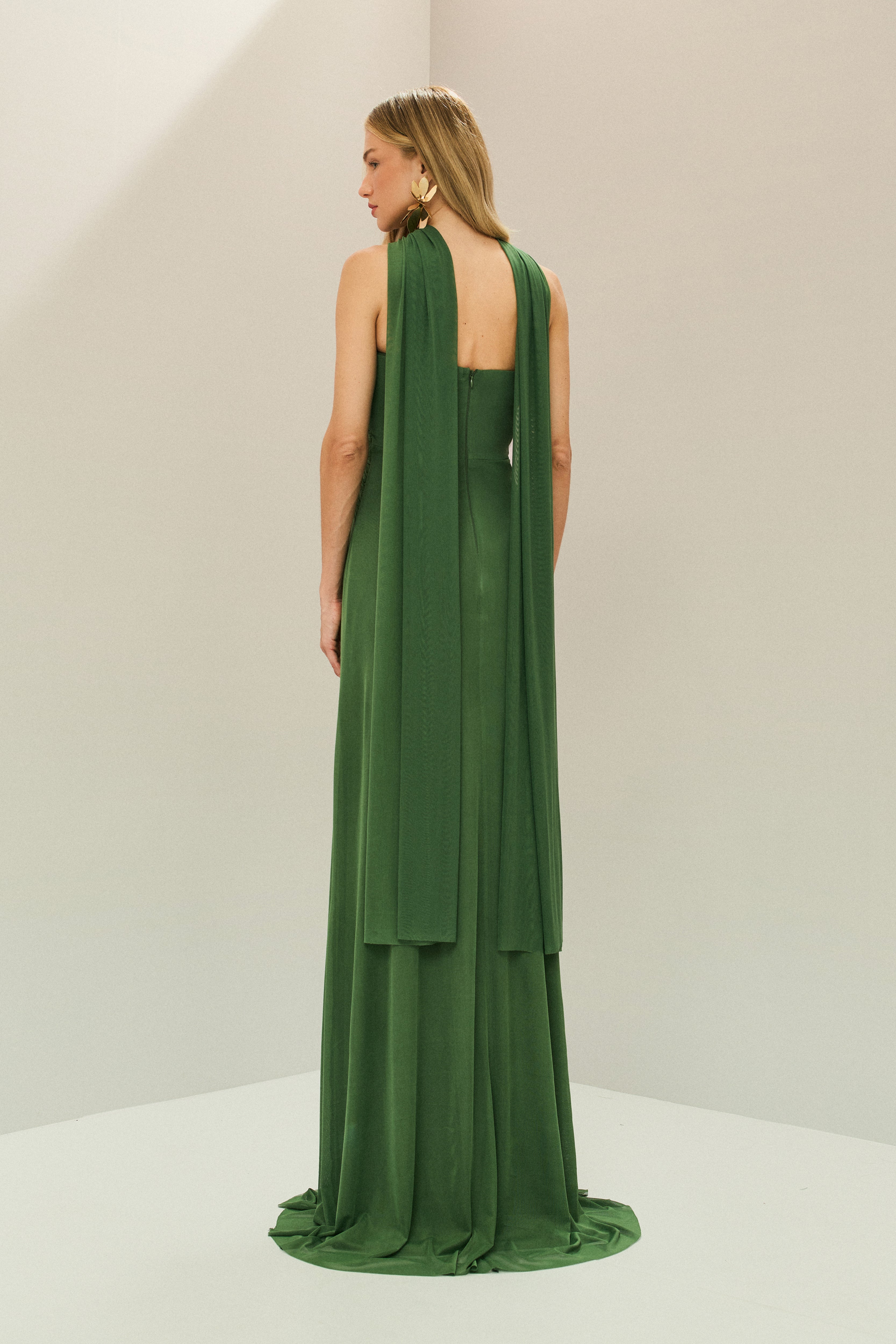 Vestido Longo em Tule com Decote Reto, Torção no Busto e Echarpe - Fiora Verde Bandeira
