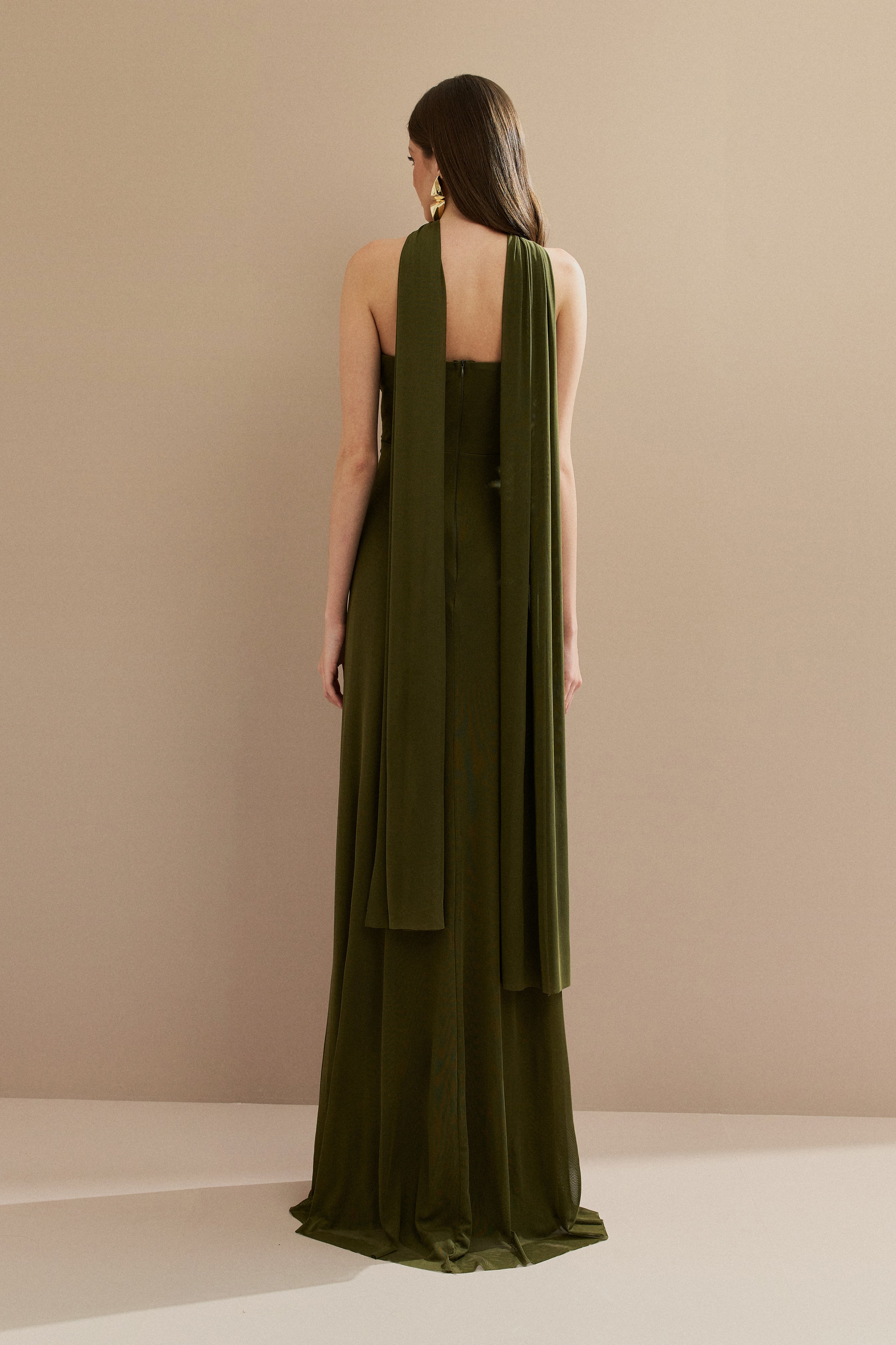 Vestido Longo em Tule com Decote Reto, Torção no Busto e Echarpe - Fiora Verde Oliva