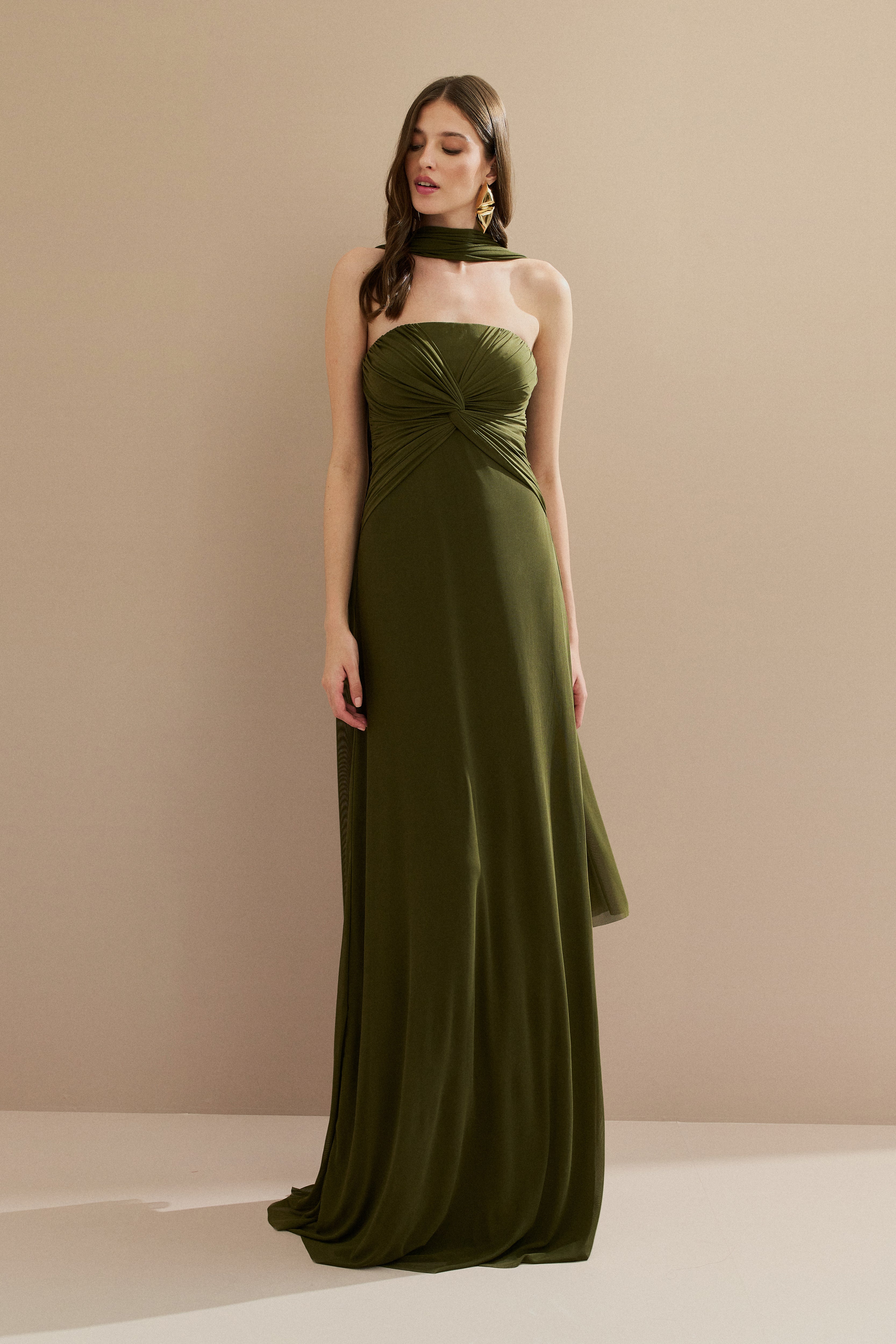Vestido Longo em Tule com Decote Reto, Torção no Busto e Echarpe - Fiora Verde Oliva