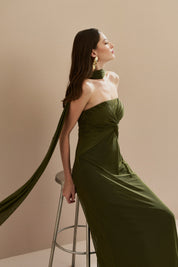 Vestido Longo em Tule com Decote Reto, Torção no Busto e Echarpe - Fiora Verde Oliva