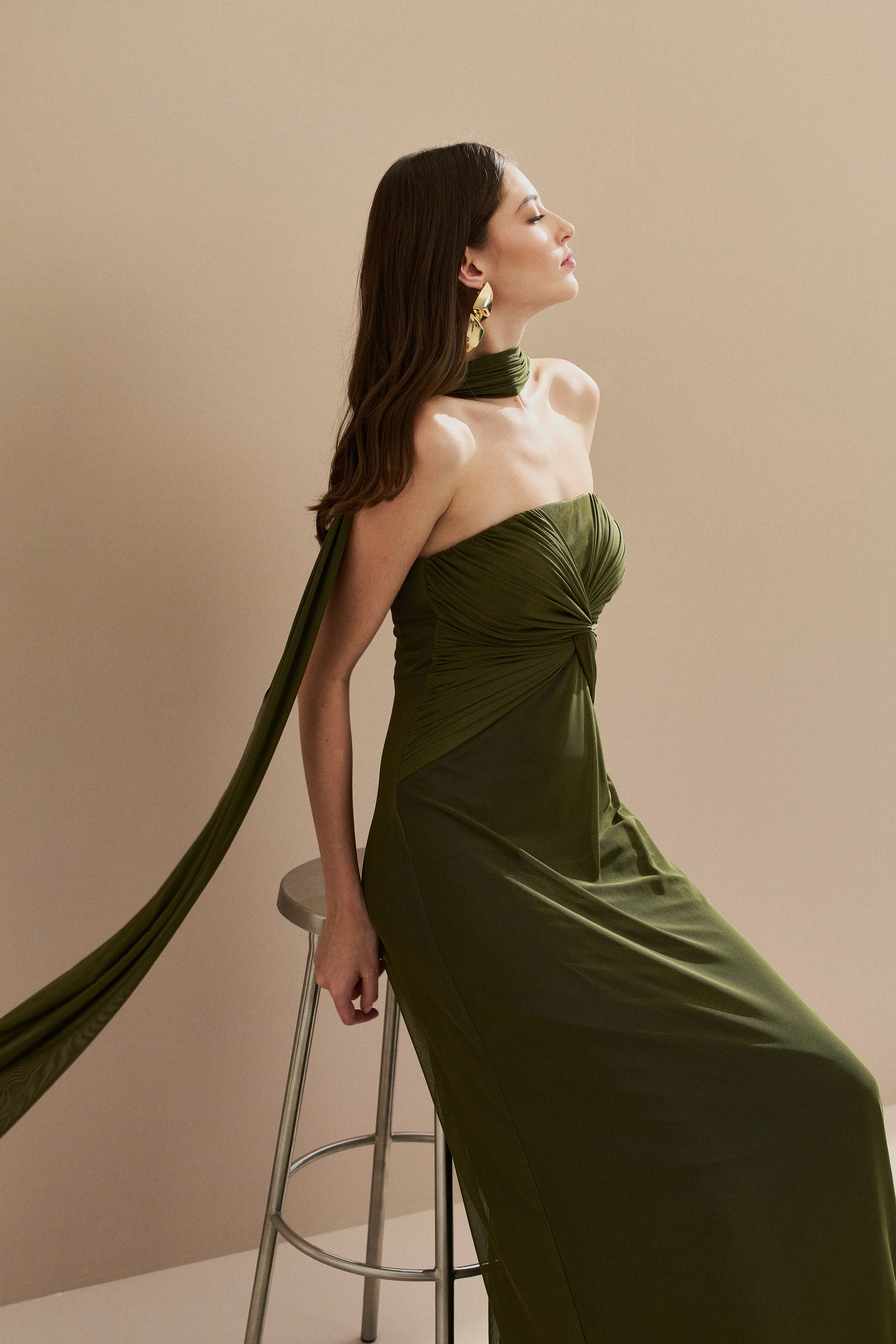 Vestido Longo em Tule com Decote Reto, Torção no Busto e Echarpe - Fiora Verde Oliva