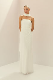 Vestido Longo em Tule com Decote Reto sem Alças, Franzido na Lateral, Amarração nas Costas e Echarpe - Lilo Off White
